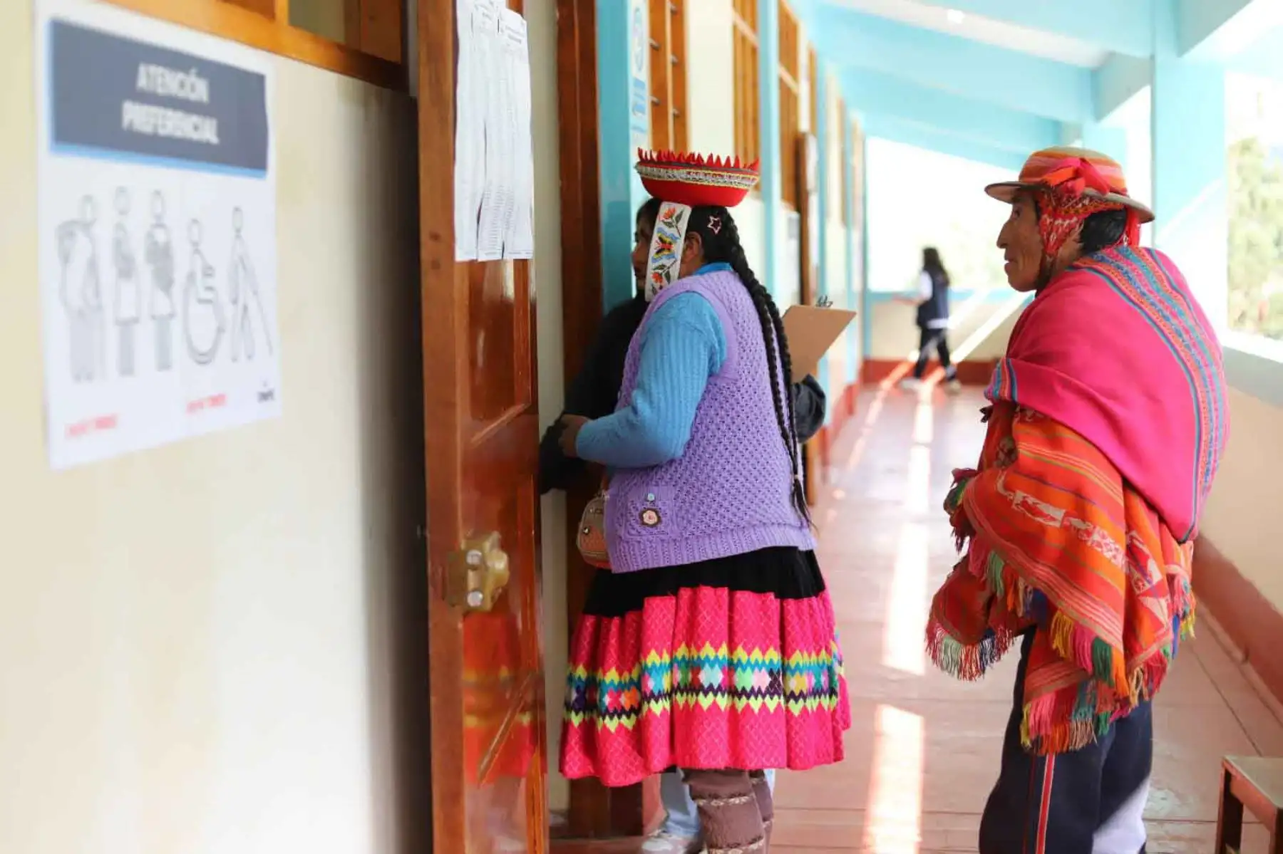 Habitantes de comunidades campesinas del distrito de Ollantaytambo, en la provincia de Urubamba (Cusco), participaron desde tempranas horas en las Elecciones Generales 2026, acudiendo a los locales de votación con vestimentas tradicionales que reflejan identidad y compromiso cívico. Fotos: ANDINA/Percy Hurtado