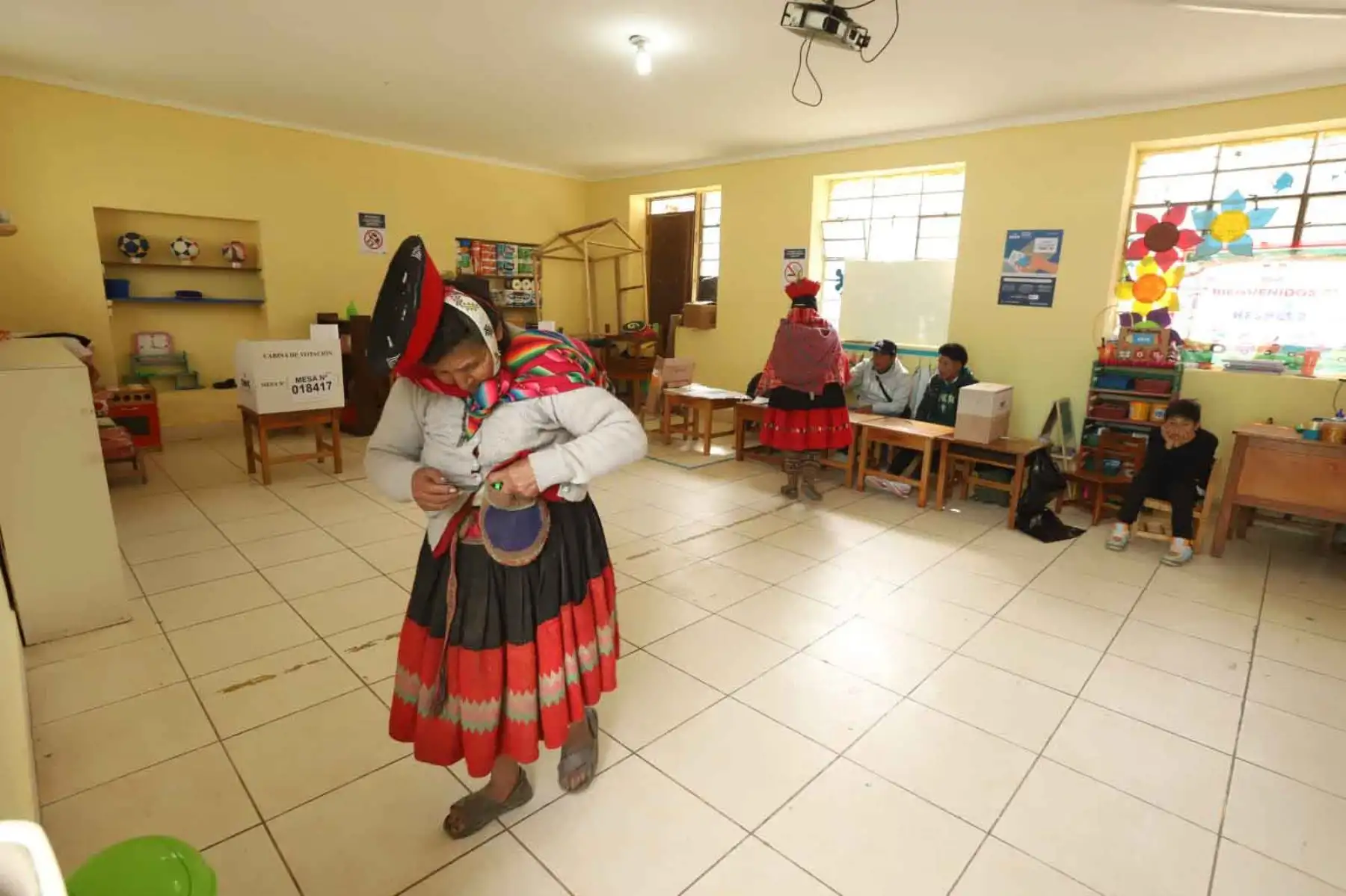 Habitantes de comunidades campesinas del distrito de Ollantaytambo, en la provincia de Urubamba (Cusco), participaron desde tempranas horas en las Elecciones Generales 2026, acudiendo a los locales de votación con vestimentas tradicionales que reflejan identidad y compromiso cívico. Fotos: ANDINA/Percy Hurtado