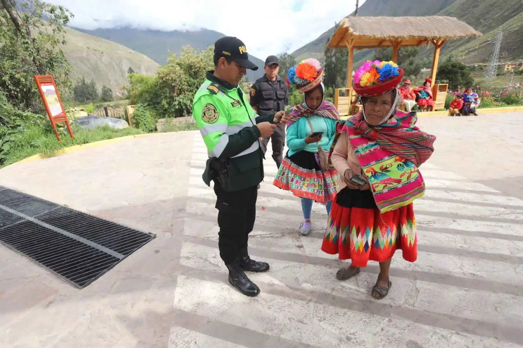 Habitantes de comunidades campesinas del distrito de Ollantaytambo, en la provincia de Urubamba (Cusco), participaron desde tempranas horas en las Elecciones Generales 2026, acudiendo a los locales de votación con vestimentas tradicionales que reflejan identidad y compromiso cívico. Fotos: ANDINA/Percy Hurtado