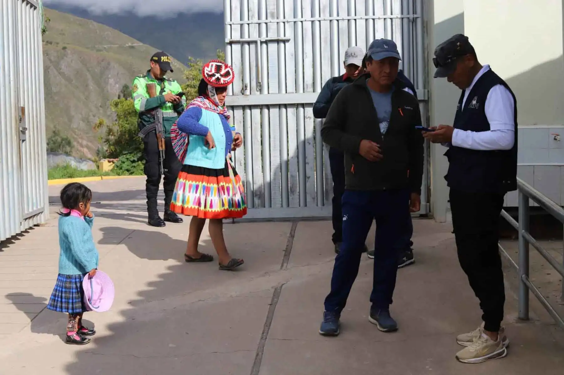 Habitantes de comunidades campesinas del distrito de Ollantaytambo, en la provincia de Urubamba (Cusco), participaron desde tempranas horas en las Elecciones Generales 2026, acudiendo a los locales de votación con vestimentas tradicionales que reflejan identidad y compromiso cívico. Fotos: ANDINA/Percy Hurtado