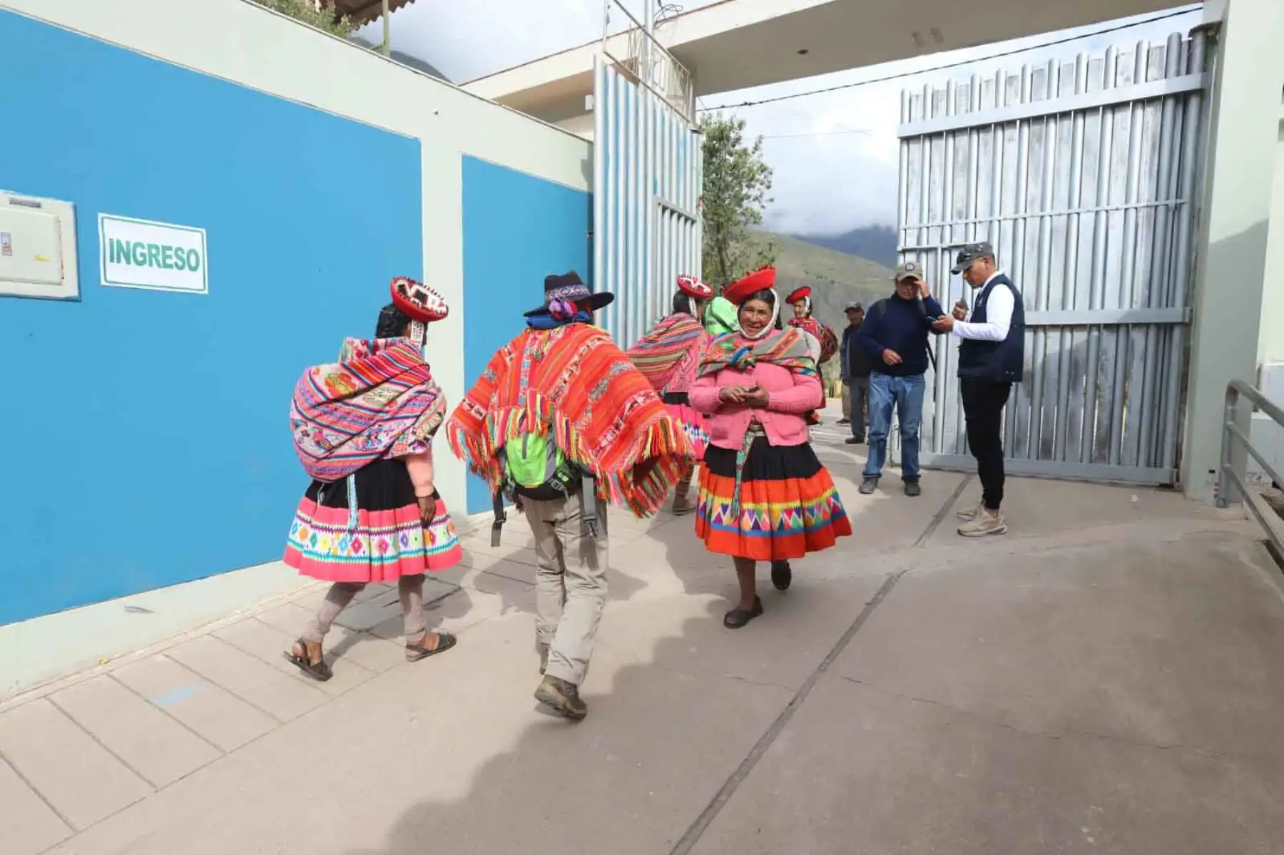 Habitantes de comunidades campesinas del distrito de Ollantaytambo, en la provincia de Urubamba (Cusco), participaron desde tempranas horas en las Elecciones Generales 2026, acudiendo a los locales de votación con vestimentas tradicionales que reflejan identidad y compromiso cívico. Fotos: ANDINA/Percy Hurtado