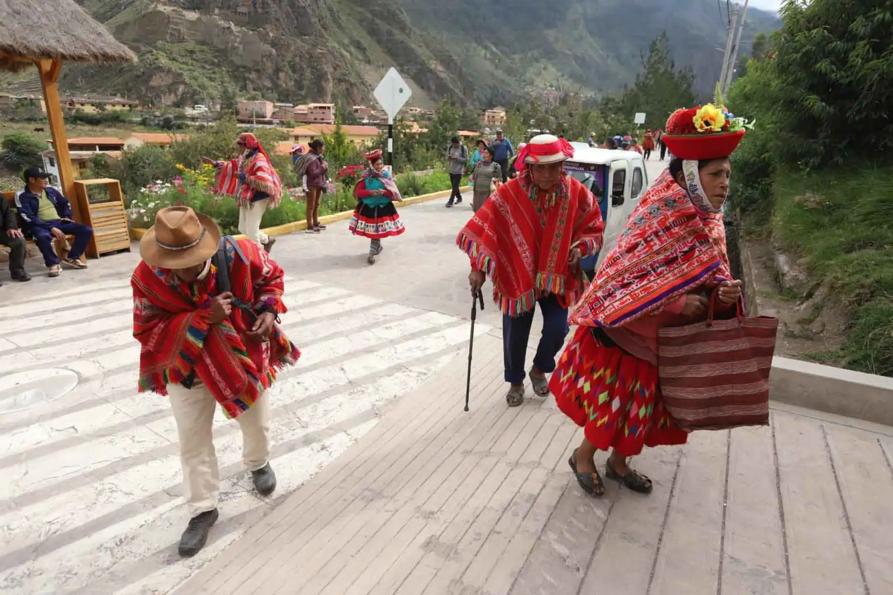 Habitantes de comunidades campesinas del distrito de Ollantaytambo, en la provincia de Urubamba (Cusco), participaron desde tempranas horas en las Elecciones Generales 2026, acudiendo a los locales de votación con vestimentas tradicionales que reflejan identidad y compromiso cívico. Fotos: ANDINA/Percy Hurtado
