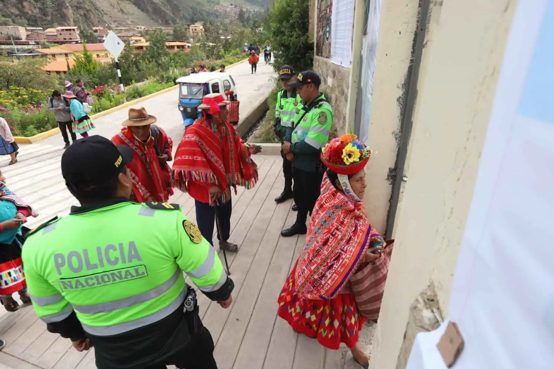Habitantes de comunidades campesinas del distrito de Ollantaytambo, en la provincia de Urubamba (Cusco), participaron desde tempranas horas en las Elecciones Generales 2026, acudiendo a los locales de votación con vestimentas tradicionales que reflejan identidad y compromiso cívico. Fotos: ANDINA/Percy Hurtado