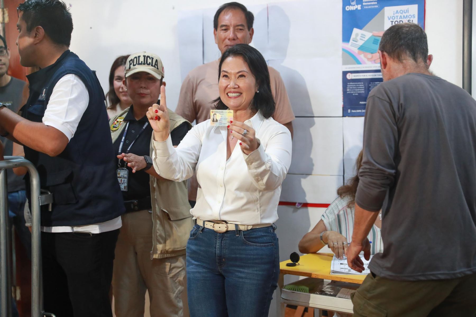 La candidata presidencial Keiko Fujimori de Fuerza Popular emite su voto en la I.E Libertador San Martín del distrito de San Borja durante la jornada de las Elecciones Generales 2026. Foto: ANDINA/ Verónica Calderón Zuñiga