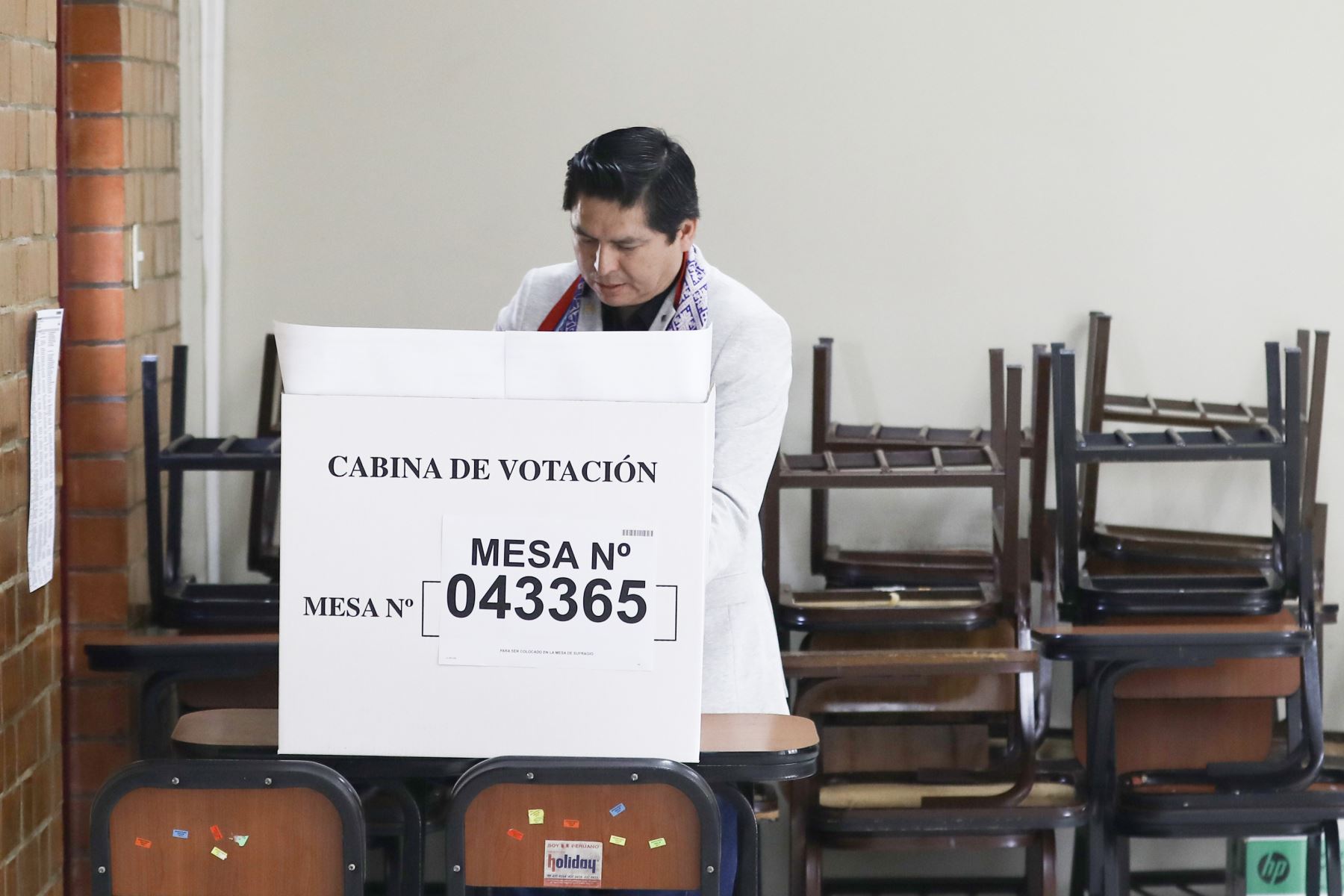 El candidato presidencial Herbert Caller del Partido Patriótico del Perú emite su voto en la Universidad Nacional Agraria del distrito de La Molina durante la jornada de las Elecciones Generales 2026. Foto: ANDINA/Alberto Valderrama