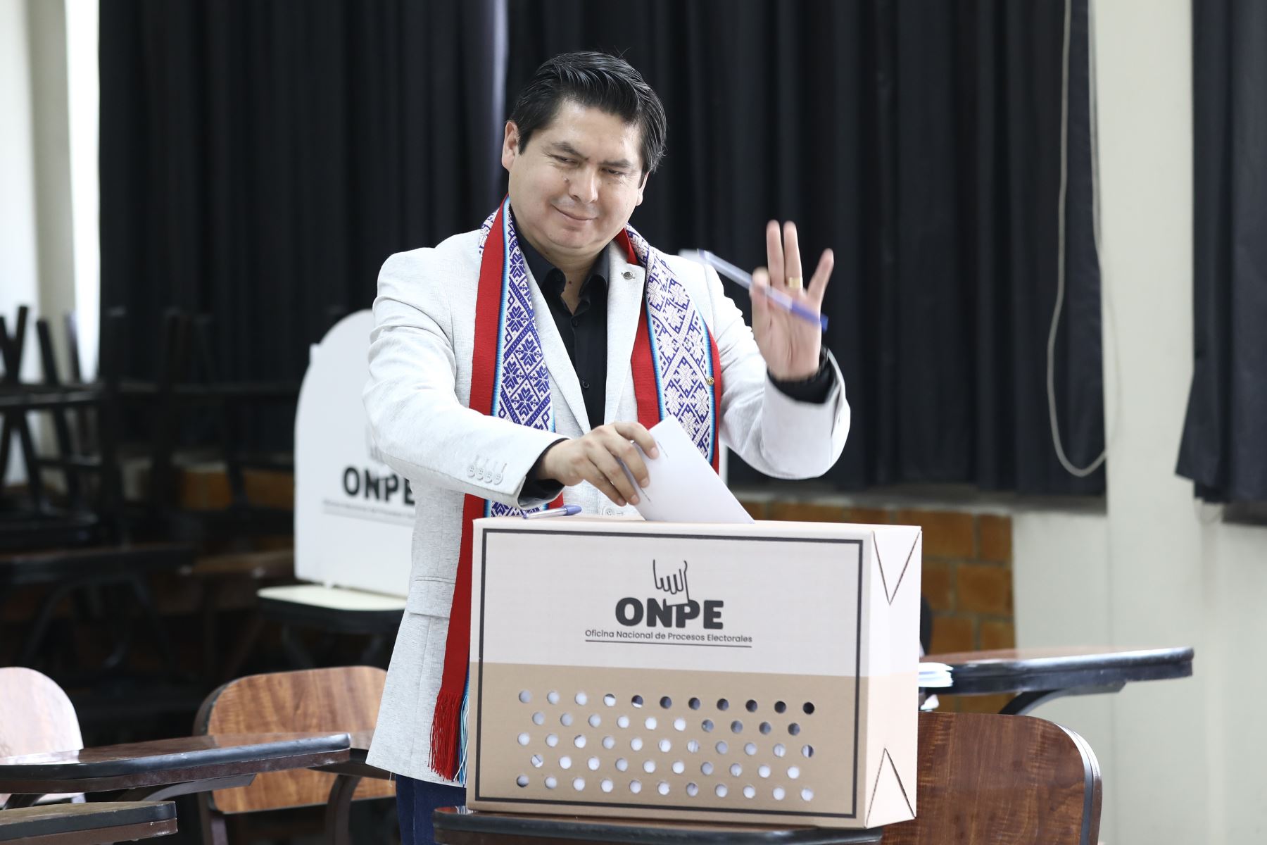 El candidato presidencial Herbert Caller del Partido Patriótico del Perú emite su voto en la Universidad Nacional Agraria del distrito de La Molina durante la jornada de las Elecciones Generales 2026. Foto: ANDINA/Alberto Valderrama