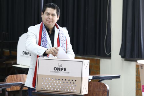 Elecciones 2026: Candidato Herbert Caller emite su voto en La Molina