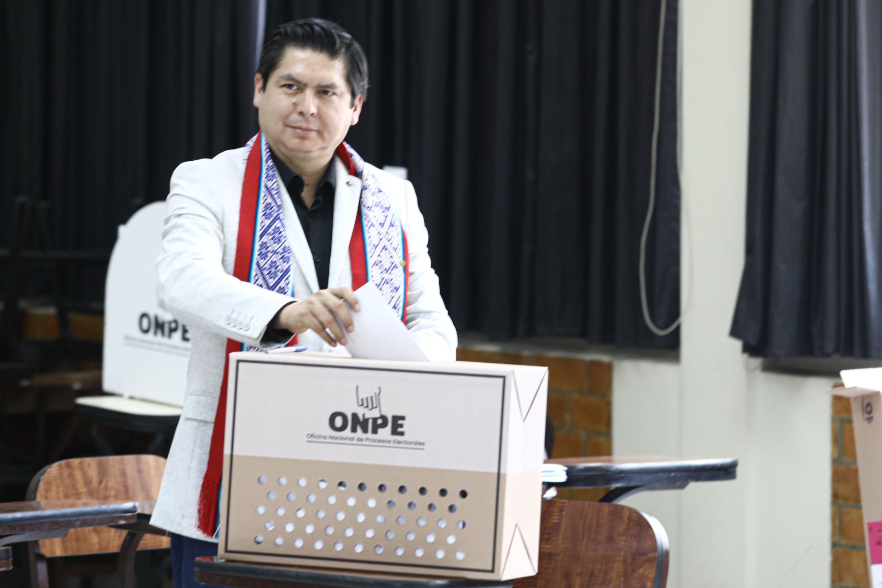 El candidato presidencial Herbert Caller del Partido Patriótico del Perú emite su voto en la Universidad Nacional Agraria del distrito de La Molina durante la jornada de las Elecciones Generales 2026. Foto: ANDINA/Alberto Valderrama