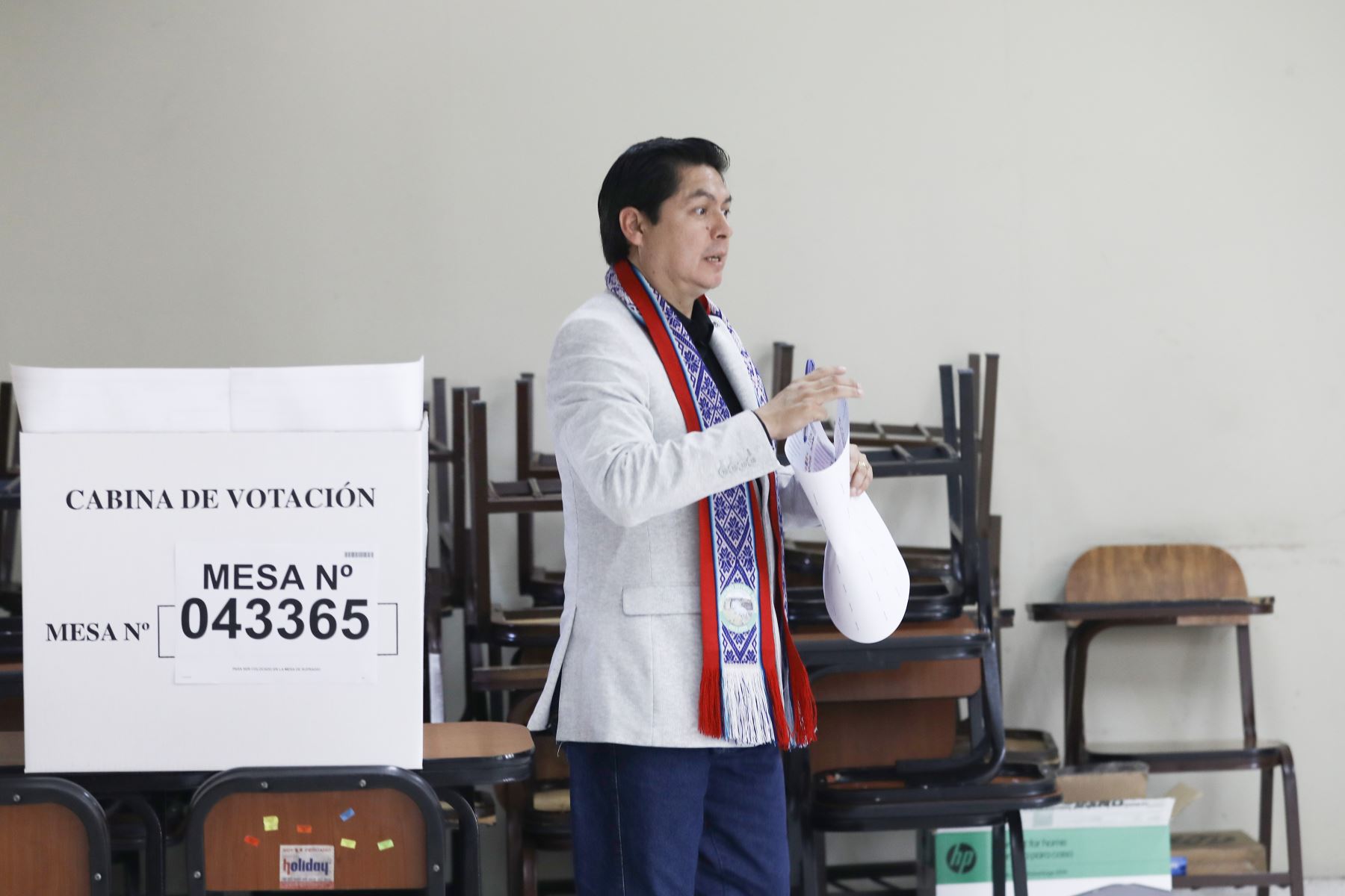 El candidato presidencial Herbert Caller del Partido Patriótico del Perú emite su voto en la Universidad Nacional Agraria del distrito de La Molina durante la jornada de las Elecciones Generales 2026. Foto: ANDINA/Alberto Valderrama