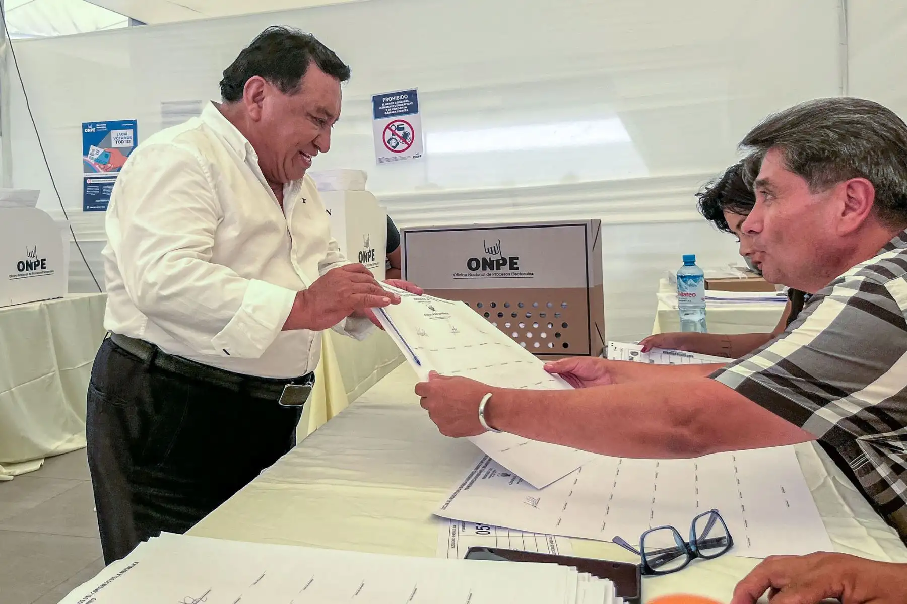 El candidato presidencial José Luna de Podemos Perú emite su voto en el Centro de Convenciones del Parque de la Amistad del distrito de Santiago de Surco durante la jornada de las Elecciones Generales 2026. Foto: ANDINA/Ana Cielo De la Cruz
