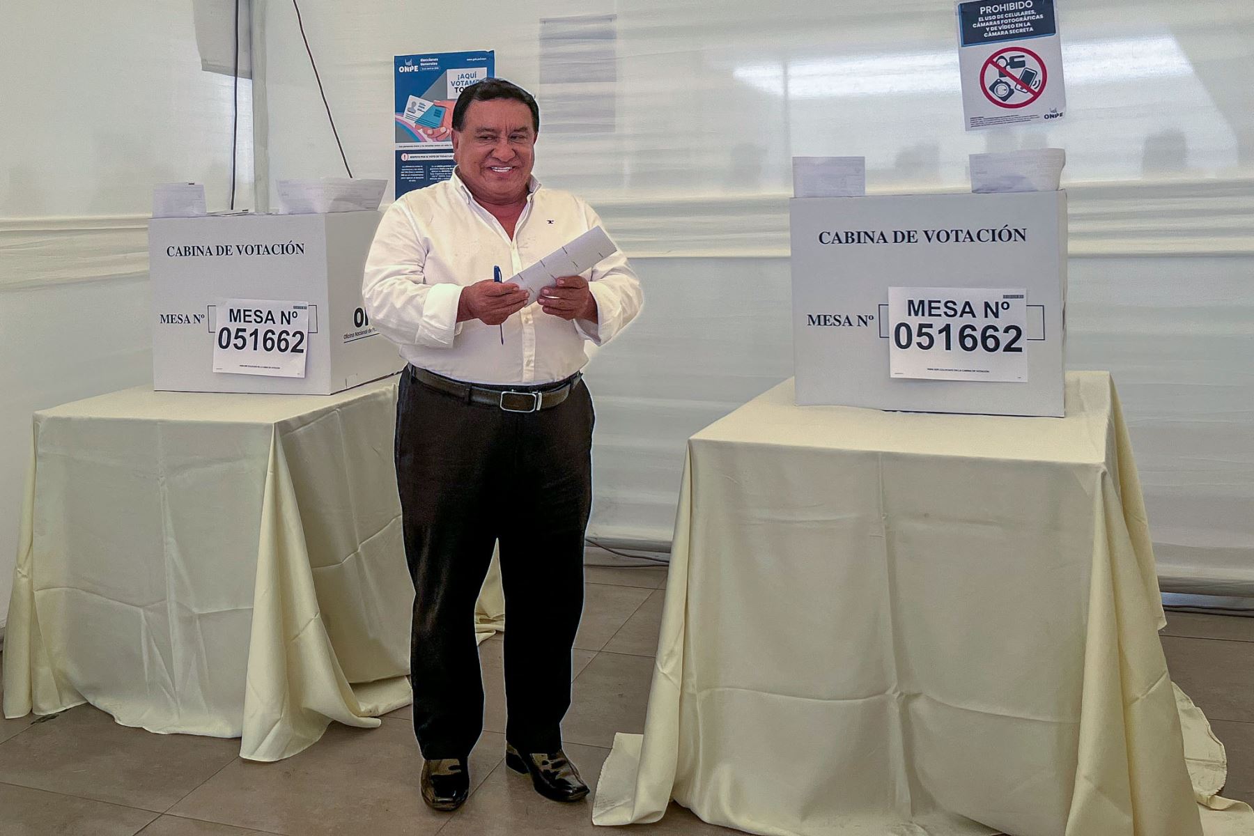 El candidato presidencial José Luna de Podemos Perú emite su voto en el Centro de Convenciones del Parque de la Amistad del distrito de Santiago de Surco durante la jornada de las Elecciones Generales 2026. Foto: ANDINA/Ana Cielo De la Cruz