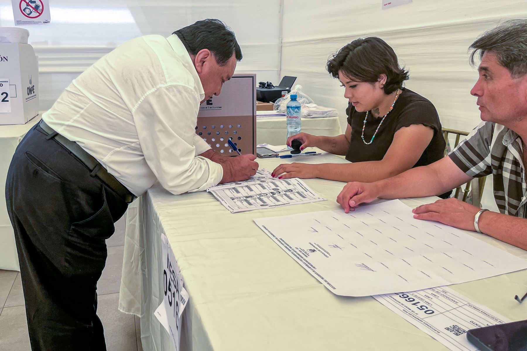 El candidato presidencial José Luna de Podemos Perú emite su voto en el Centro de Convenciones del Parque de la Amistad del distrito de Santiago de Surco durante la jornada de las Elecciones Generales 2026. Foto: ANDINA/Ana Cielo De la Cruz