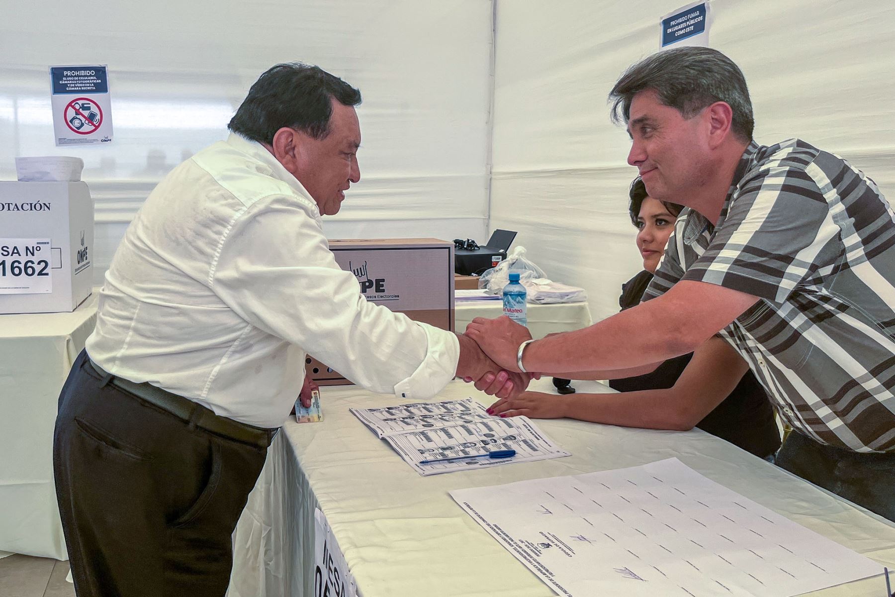 El candidato presidencial José Luna de Podemos Perú emite su voto en el Centro de Convenciones del Parque de la Amistad del distrito de Santiago de Surco durante la jornada de las Elecciones Generales 2026. Foto: ANDINA/Ana Cielo De la Cruz