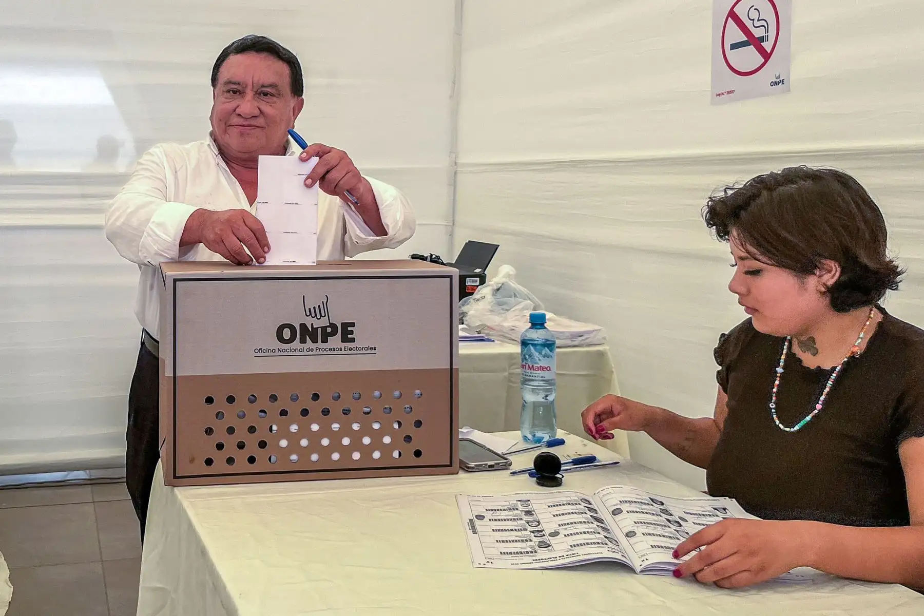 El candidato presidencial José Luna de Podemos Perú emite su voto en el Centro de Convenciones del Parque de la Amistad del distrito de Santiago de Surco durante la jornada de las Elecciones Generales 2026. Foto: ANDINA/Ana Cielo De la Cruz