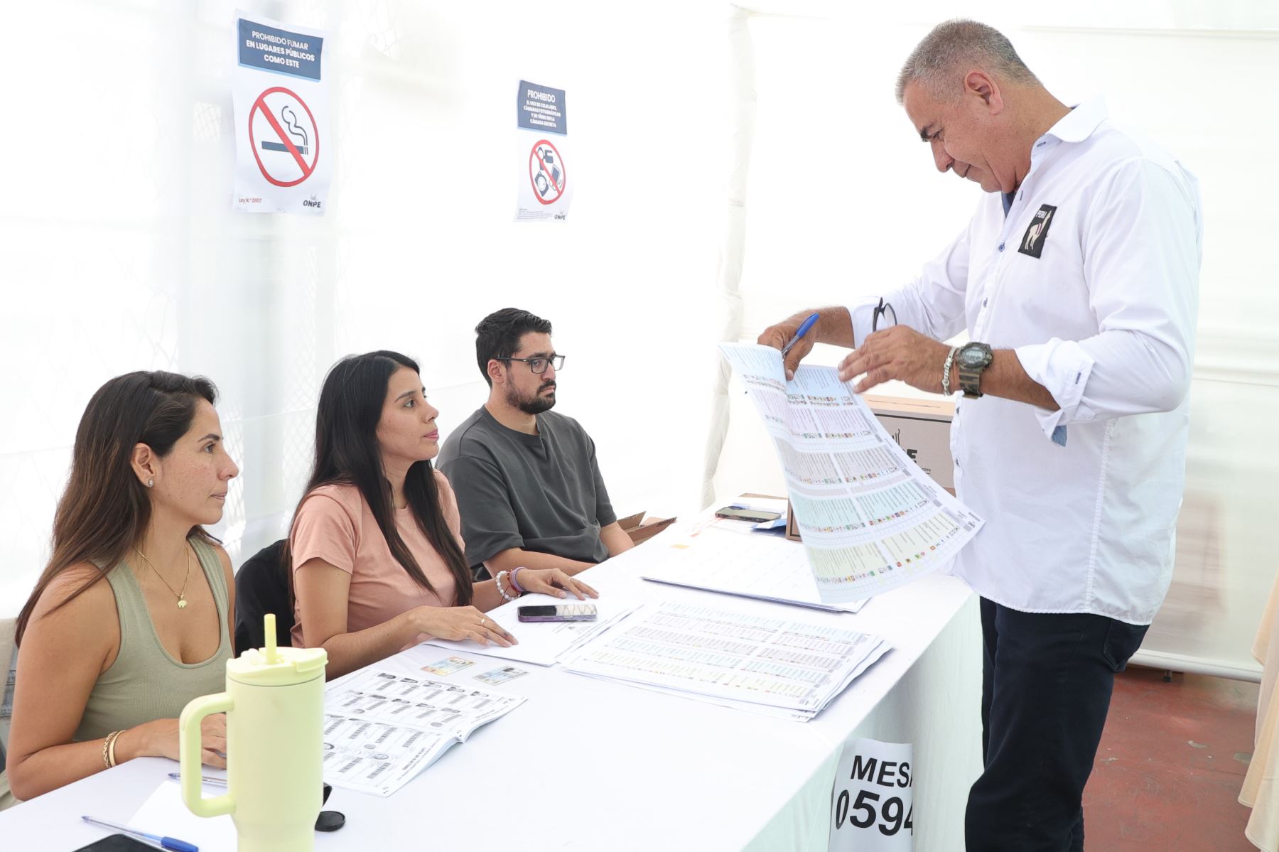 El candidato presidencial Wolfgang Grozo del partido político Integridad Democrática emite su voto en el Complejo deportivo Rosa Toro del distrito de San Borja durante la jornada de las Elecciones Generales 2026. Foto: ANDINA/Arturo Huerta