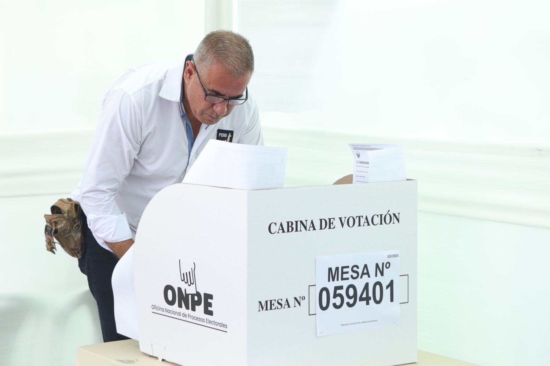 El candidato presidencial Wolfgang Grozo del partido político Integridad Democrática emite su voto en el Complejo deportivo Rosa Toro del distrito de San Borja durante la jornada de las Elecciones Generales 2026. Foto: ANDINA/Arturo Huerta