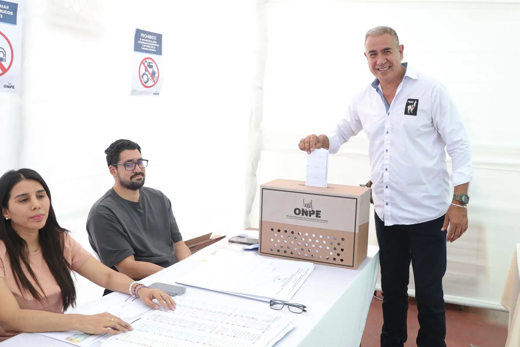 El candidato presidencial Wolfgang Grozo del partido político Integridad Democrática emite su voto en el Complejo deportivo Rosa Toro del distrito de San Borja durante la jornada de las Elecciones Generales 2026. Foto: ANDINA/Arturo Huerta