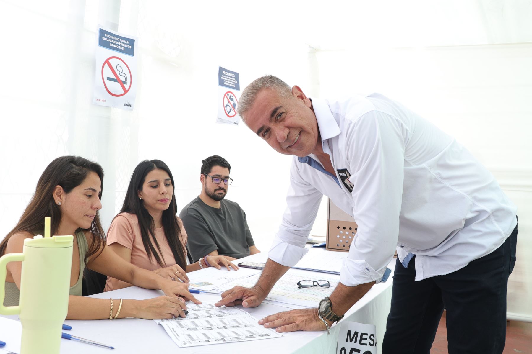 El candidato presidencial Wolfgang Grozo del partido político Integridad Democrática emite su voto en el Complejo deportivo Rosa Toro del distrito de San Borja durante la jornada de las Elecciones Generales 2026. Foto: ANDINA/Arturo Huerta