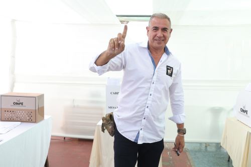 Elecciones 2026: Candidato Wolgang Grozo emite su voto en San Borja