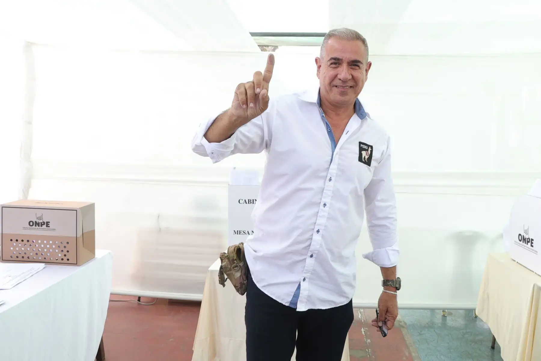 El candidato presidencial Wolfgang Grozo del partido político Integridad Democrática emite su voto en el Complejo deportivo Rosa Toro del distrito de San Borja durante la jornada de las Elecciones Generales 2026. Foto: ANDINA/Arturo Huerta