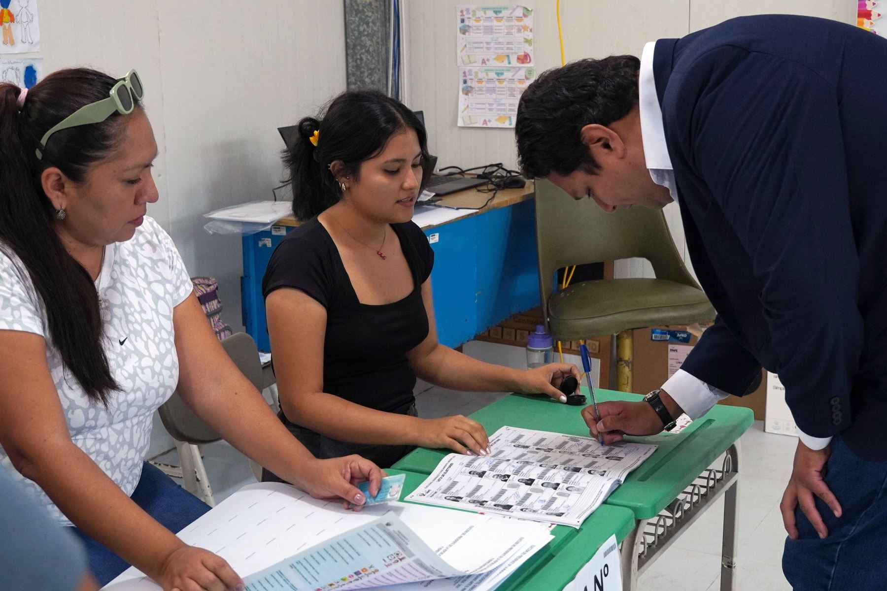 El candidato presidencial Enrique Valderrama del Partido Aprista Peruano emite su voto en la I.E 11148 Juana Infantes Vera del distrito del Cercado de Lima durante la jornada de las Elecciones Generales 2026. Foto: ANDINA/Eduardo García