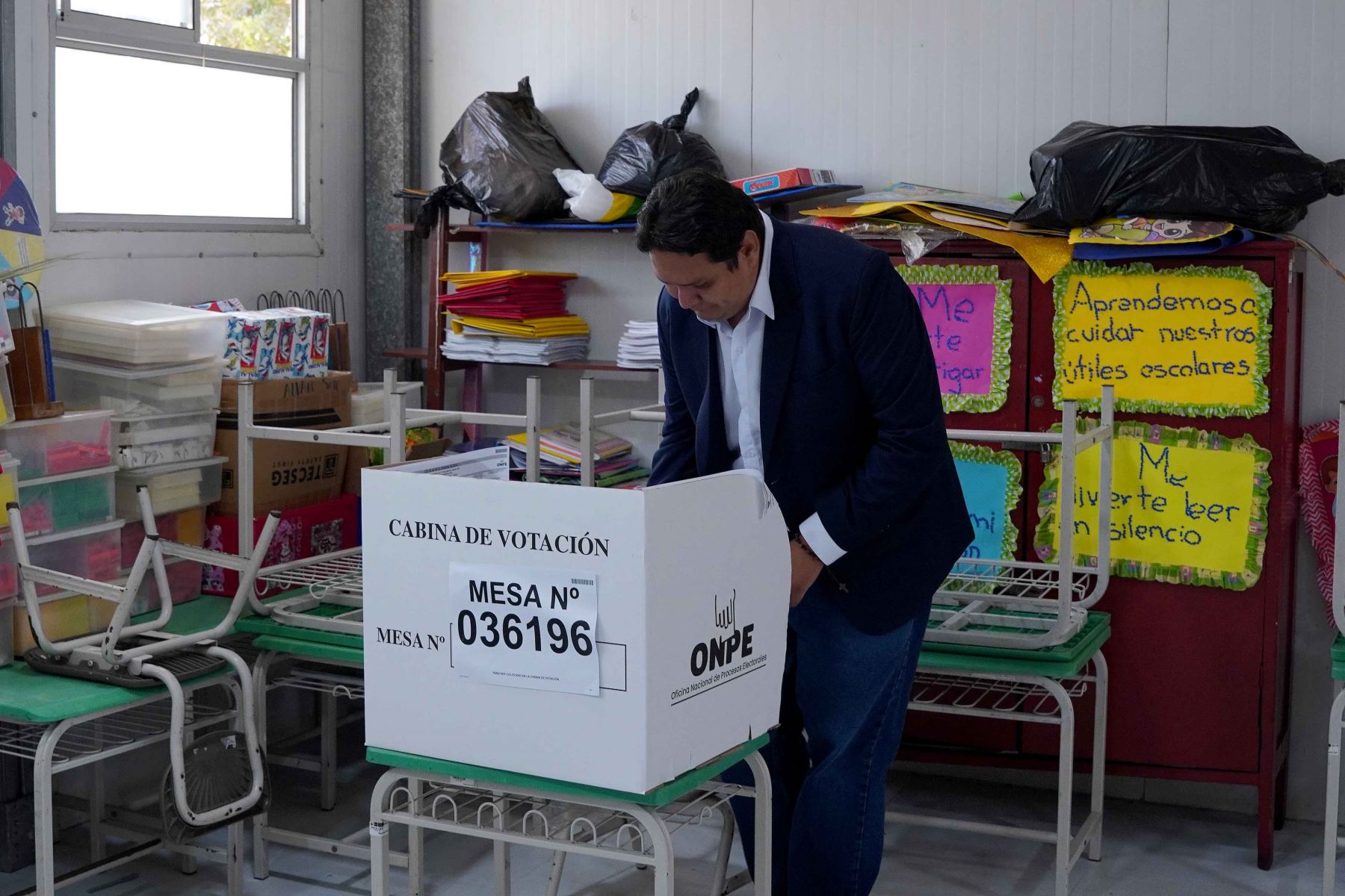 El candidato presidencial Enrique Valderrama del Partido Aprista Peruano emite su voto en la I.E 11148 Juana Infantes Vera del distrito del Cercado de Lima durante la jornada de las Elecciones Generales 2026. Foto: ANDINA/Eduardo García