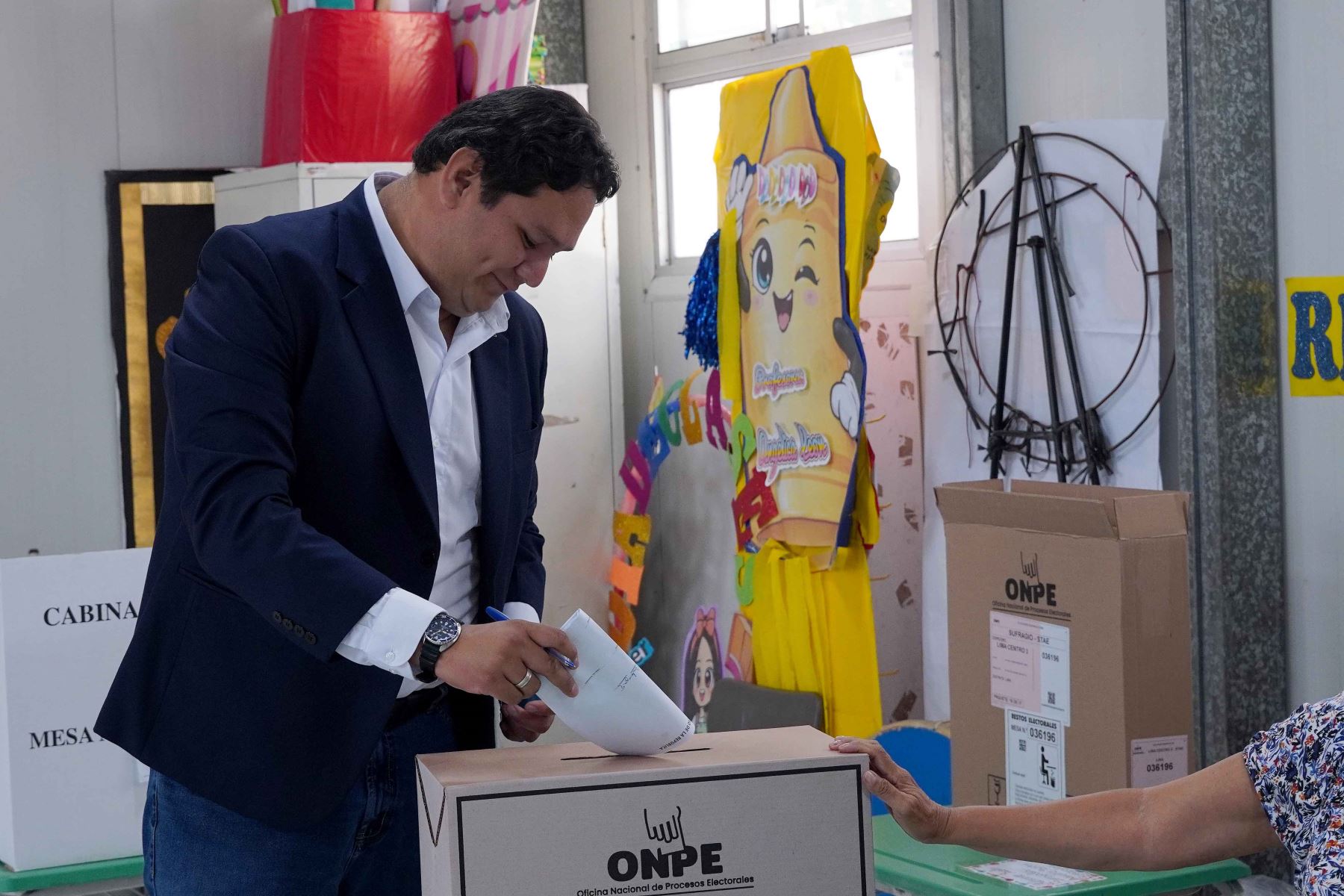 El candidato presidencial Enrique Valderrama del Partido Aprista Peruano emite su voto en la I.E 11148 Juana Infantes Vera del distrito del Cercado de Lima durante la jornada de las Elecciones Generales 2026. Foto: ANDINA/Eduardo García