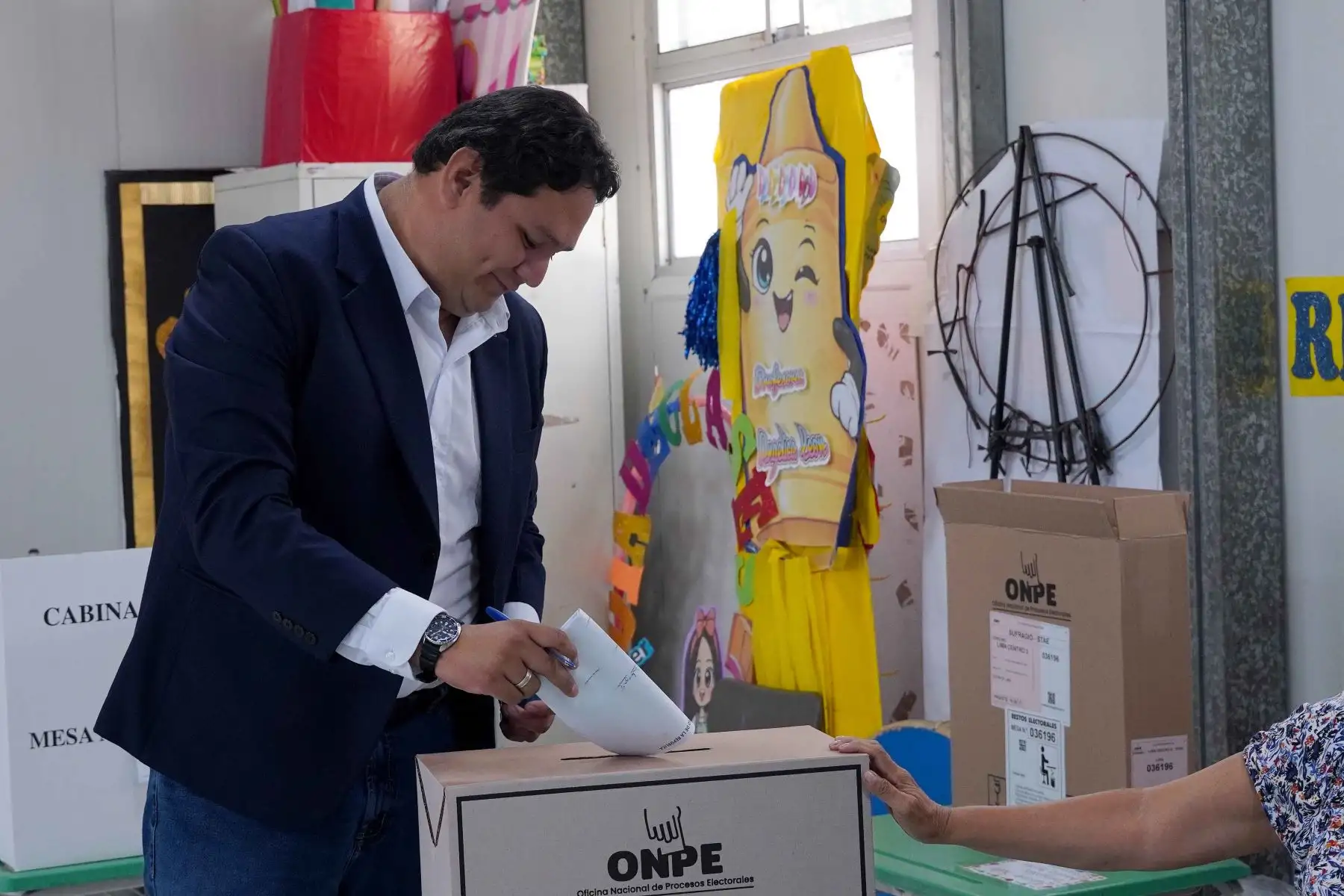 El candidato presidencial Enrique Valderrama del Partido Aprista Peruano emite su voto en la I.E 11148 Juana Infantes Vera del distrito del Cercado de Lima durante la jornada de las Elecciones Generales 2026. Foto: ANDINA/Eduardo García