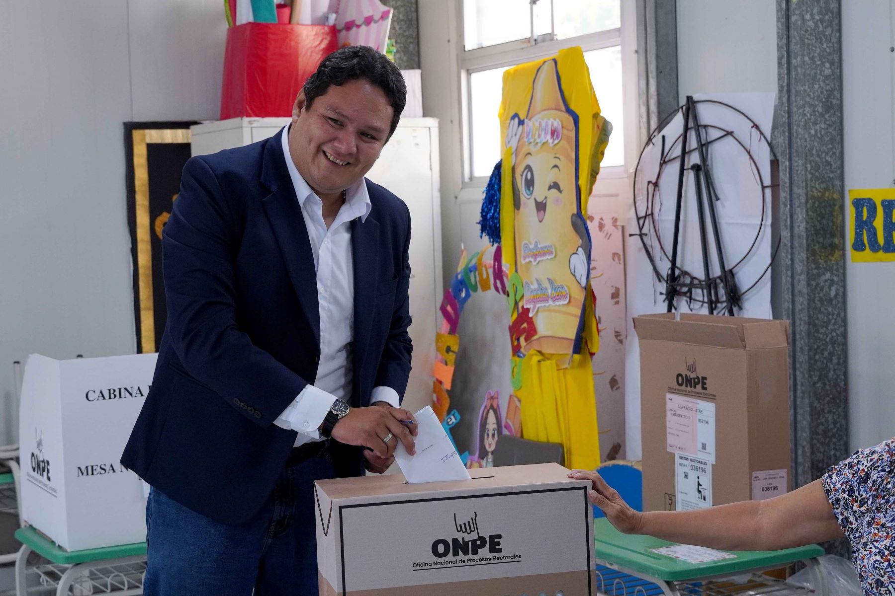 El candidato presidencial Enrique Valderrama del Partido Aprista Peruano emite su voto en la I.E 11148 Juana Infantes Vera del distrito del Cercado de Lima durante la jornada de las Elecciones Generales 2026. Foto: ANDINA/Eduardo García