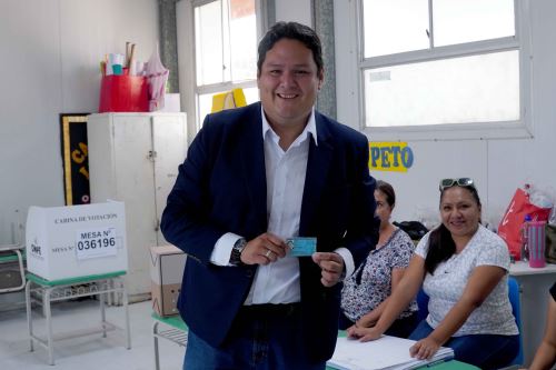 Elecciones 2026: Candidato Enrique Valderrama emite su voto en Cercado de Lima