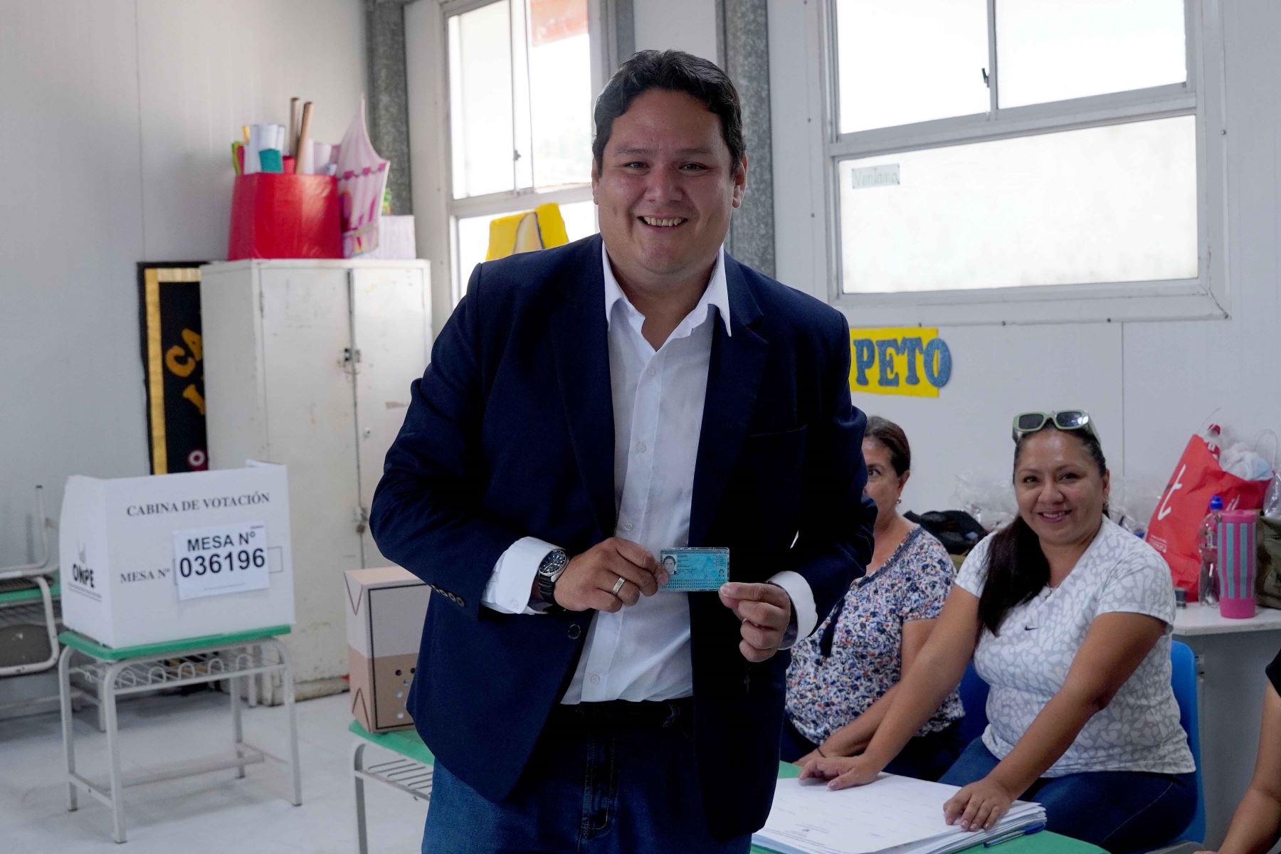 El candidato presidencial Enrique Valderrama del Partido Aprista Peruano emite su voto en la I.E 11148 Juana Infantes Vera del distrito del Cercado de Lima durante la jornada de las Elecciones Generales 2026. Foto: ANDINA/Eduardo García