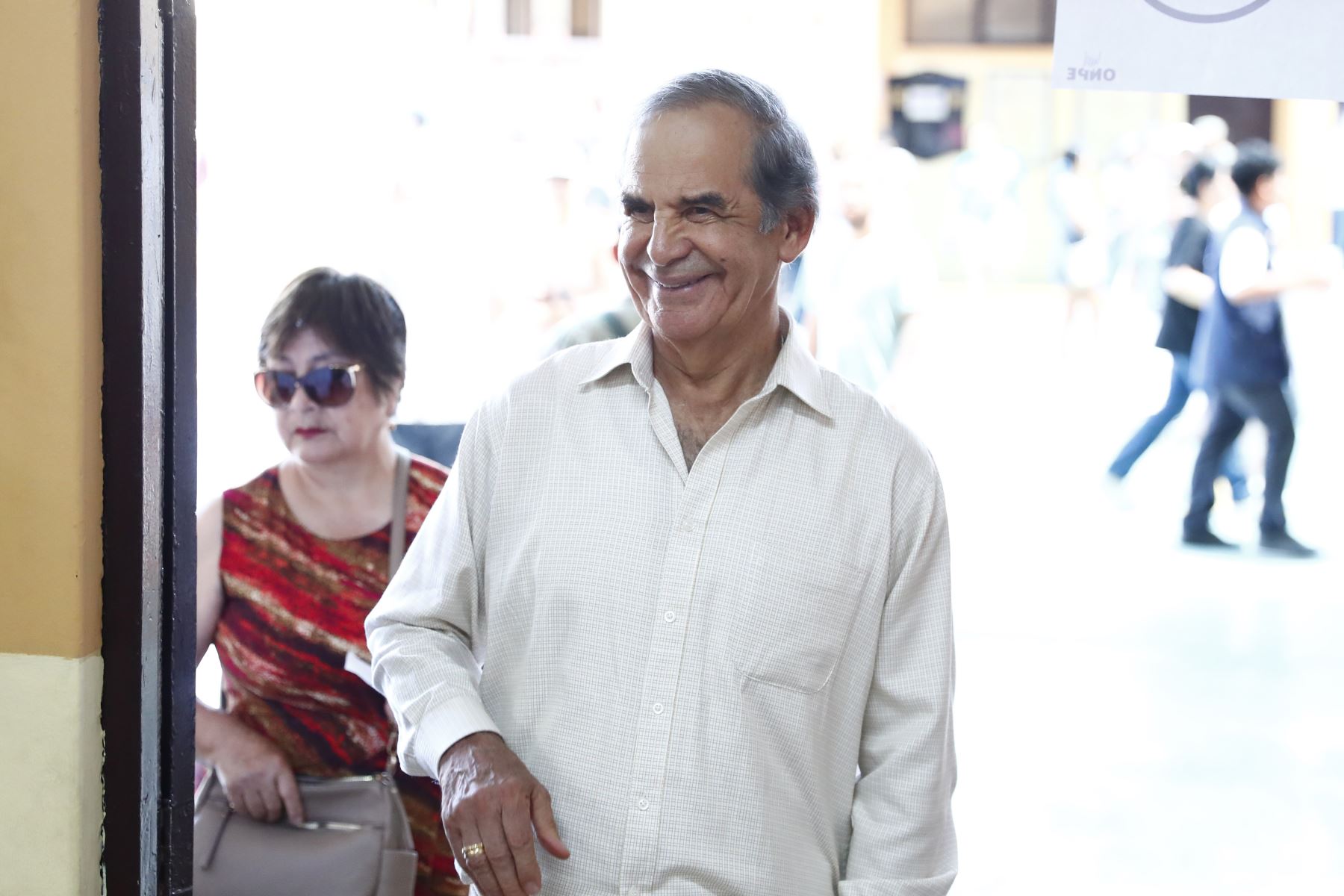 El candidato presidencial Roberto Chiabra de Unidad Nacional emite su voto en la I.E.P Horacio Patiño del distrito de Santiago de Surco durante la jornada de las Elecciones Generales 2026.  Foto: ANDINA/Daniel Bracamonte