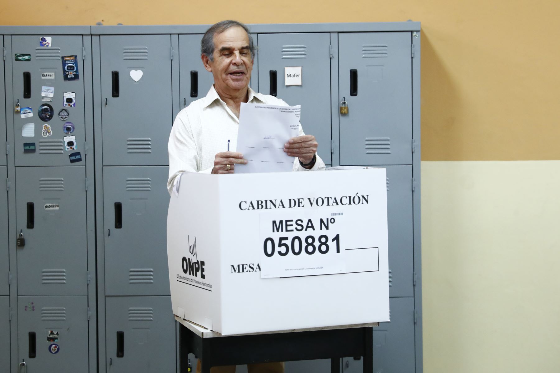 El candidato presidencial Roberto Chiabra de Unidad Nacional emite su voto en la I.E.P Horacio Patiño del distrito de Santiago de Surco durante la jornada de las Elecciones Generales 2026.  Foto: ANDINA/Daniel Bracamonte
