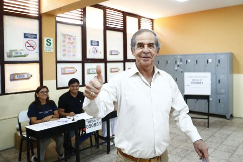Elecciones 2026: Candidato Roberto Chiabra emite su voto en San Borja