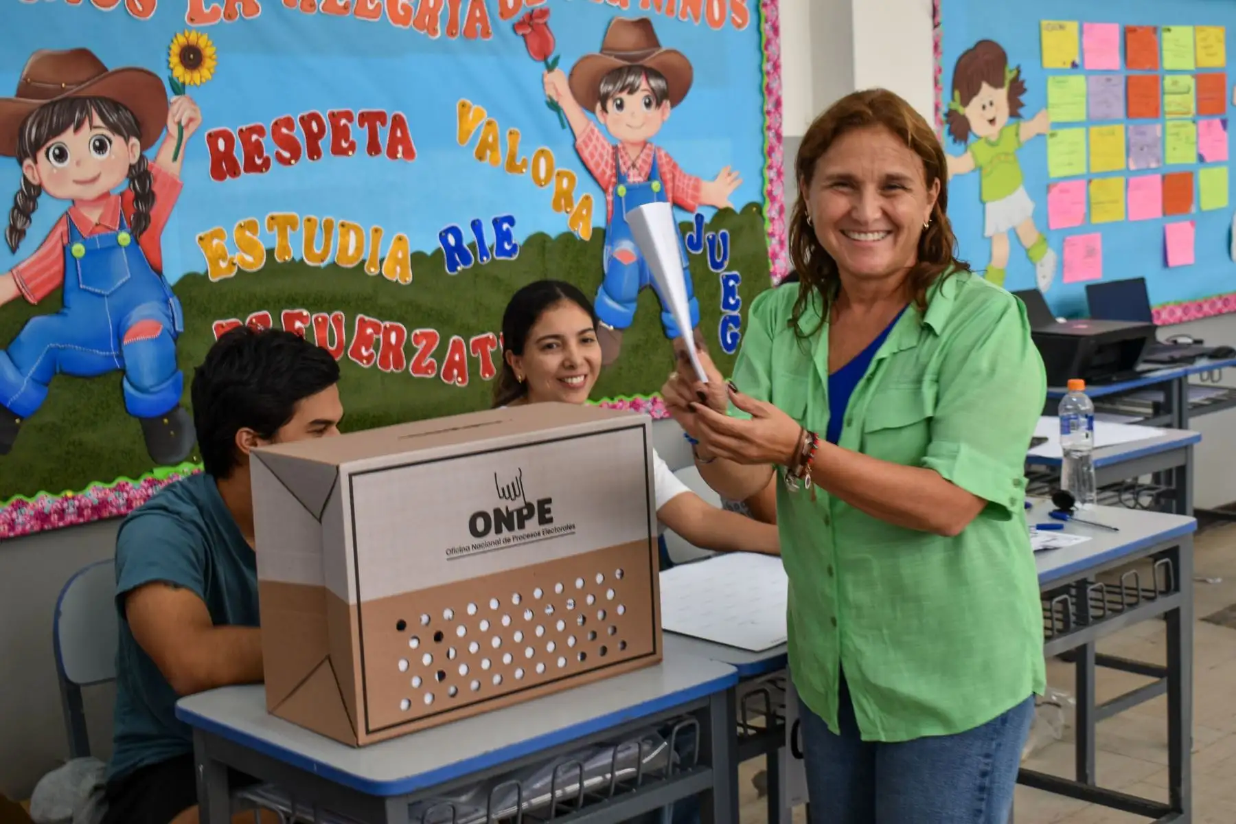 La candidata presidencial María Soledad Pérez Tello de Primero la Gente emite su voto en la I.E Técnico FAP Manuel Polo Jiménez del distrito de Santiago de Surco durante la jornada de las Elecciones Generales 2026. Foto: ANDINA/Liliana Saldaña