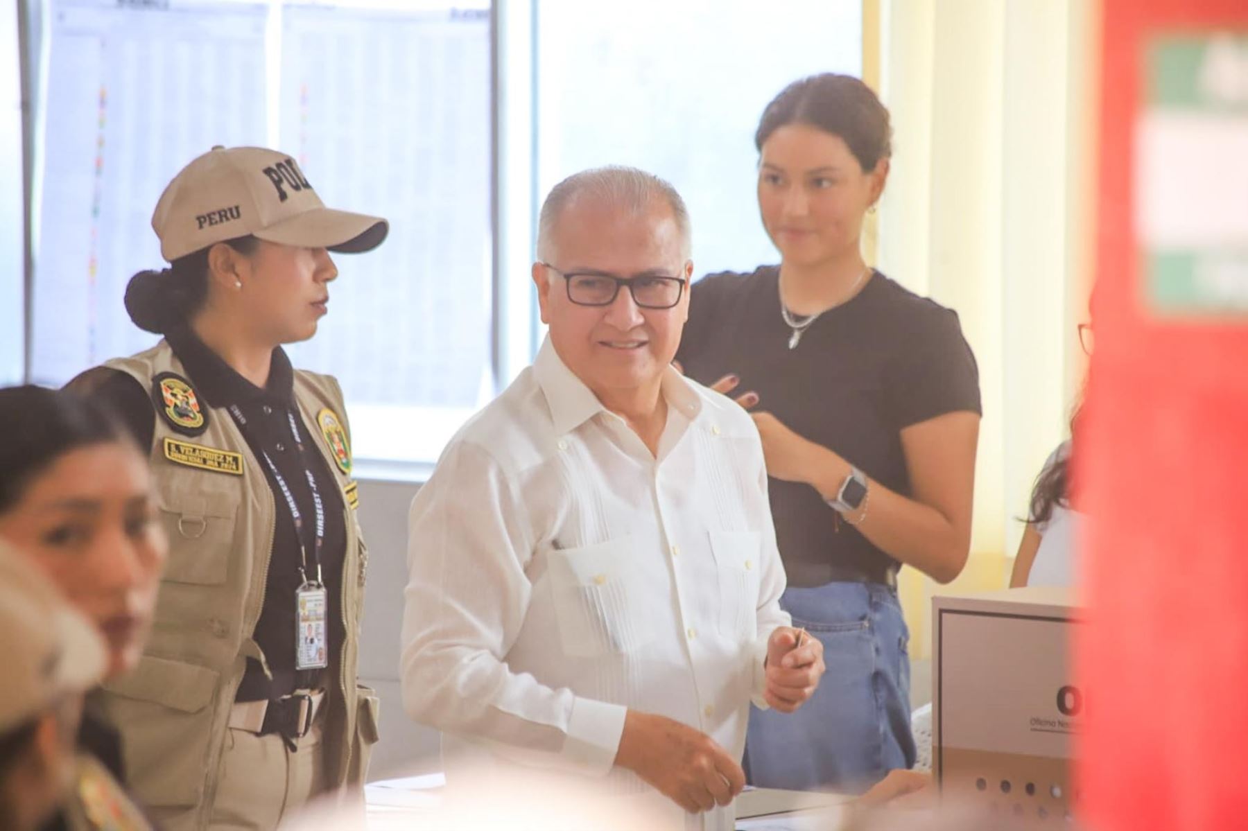 El candidato presidencial Alfonso López Chau de Ahora Nación emite su voto en la I.E María de las Mercedes del distrito de Miraflores durante la jornada de las Elecciones Generales 2026. Foto: ANDINA/Difusión