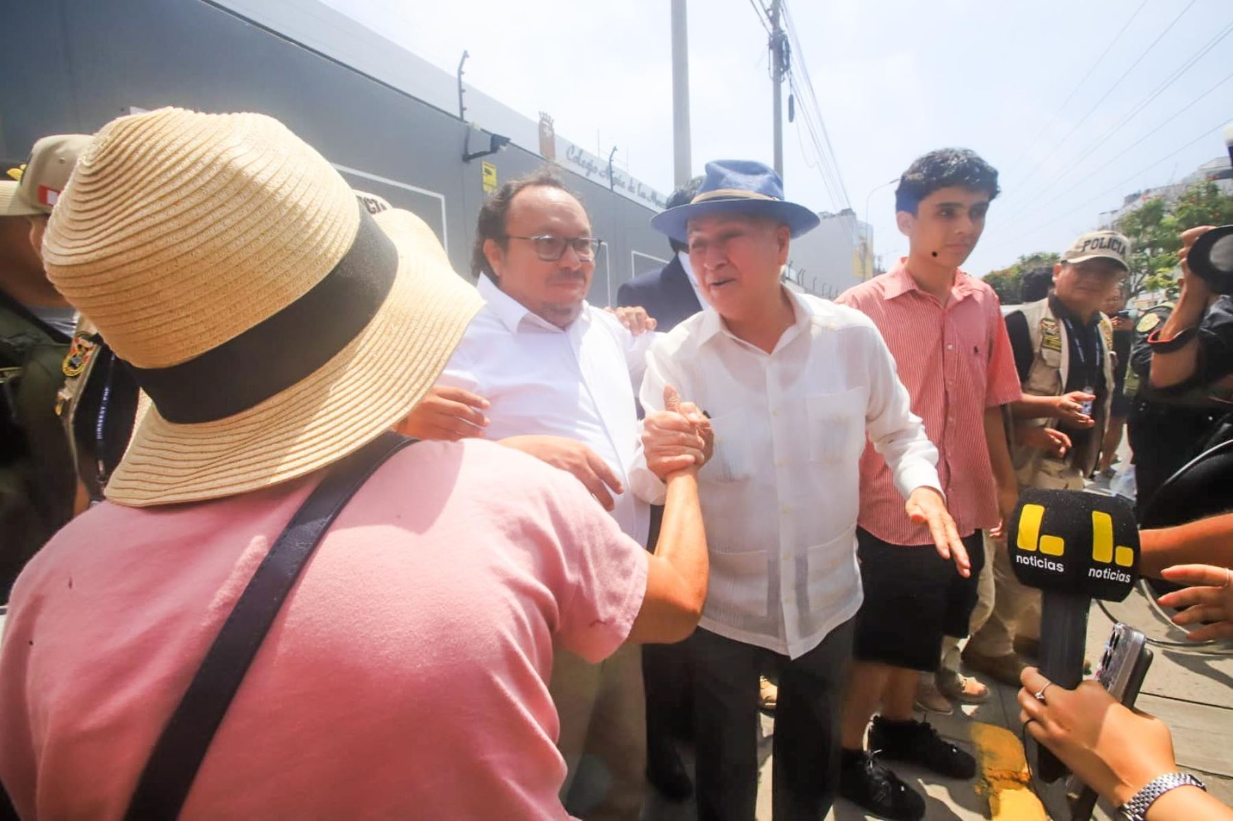 El candidato presidencial Alfonso López Chau de Ahora Nación emite su voto en la I.E María de las Mercedes del distrito de Miraflores durante la jornada de las Elecciones Generales 2026. Foto: ANDINA/Difusión