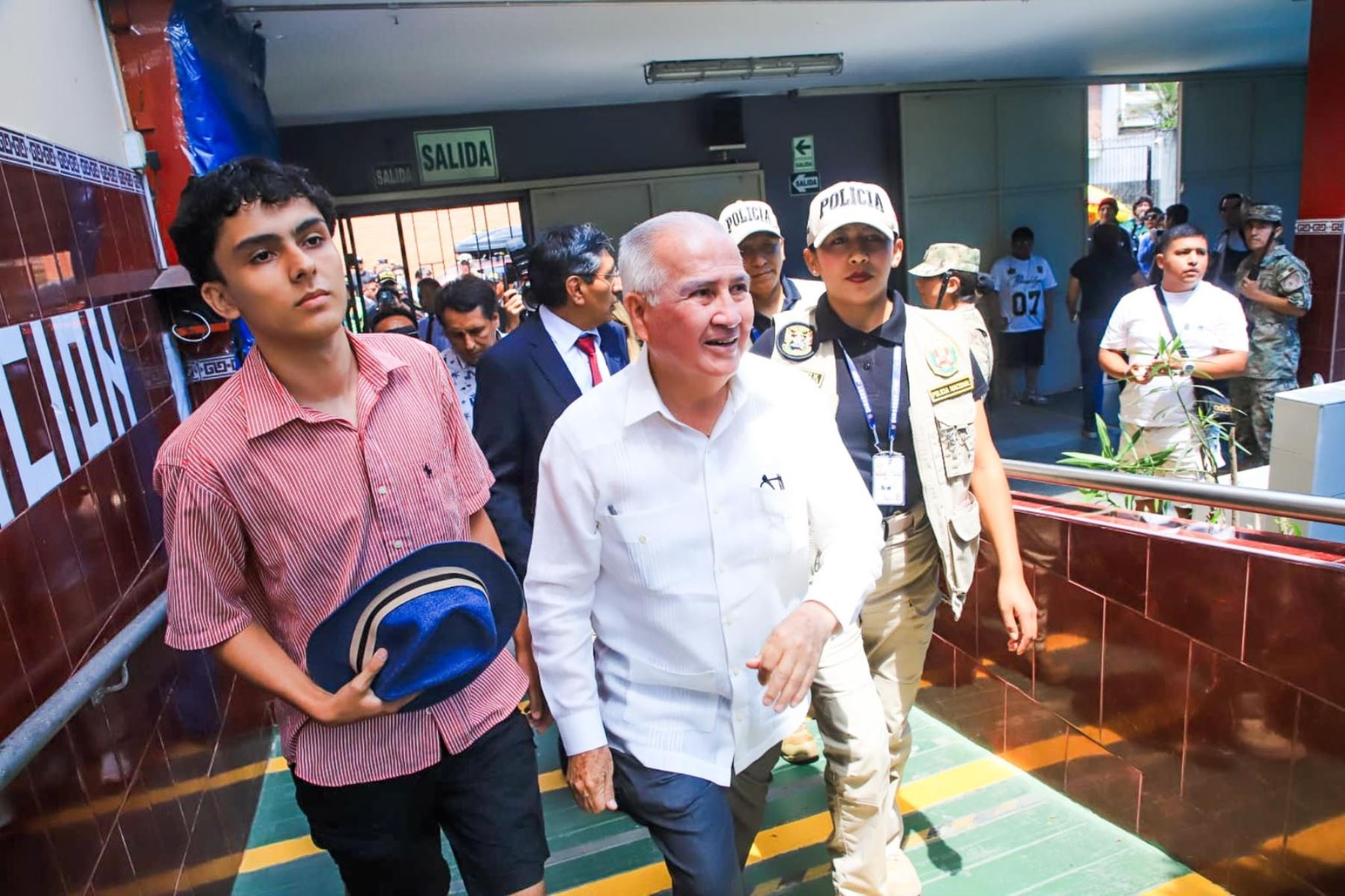 El candidato presidencial Alfonso López Chau de Ahora Nación emite su voto en la I.E María de las Mercedes del distrito de Miraflores durante la jornada de las Elecciones Generales 2026. Foto: ANDINA/Difusión