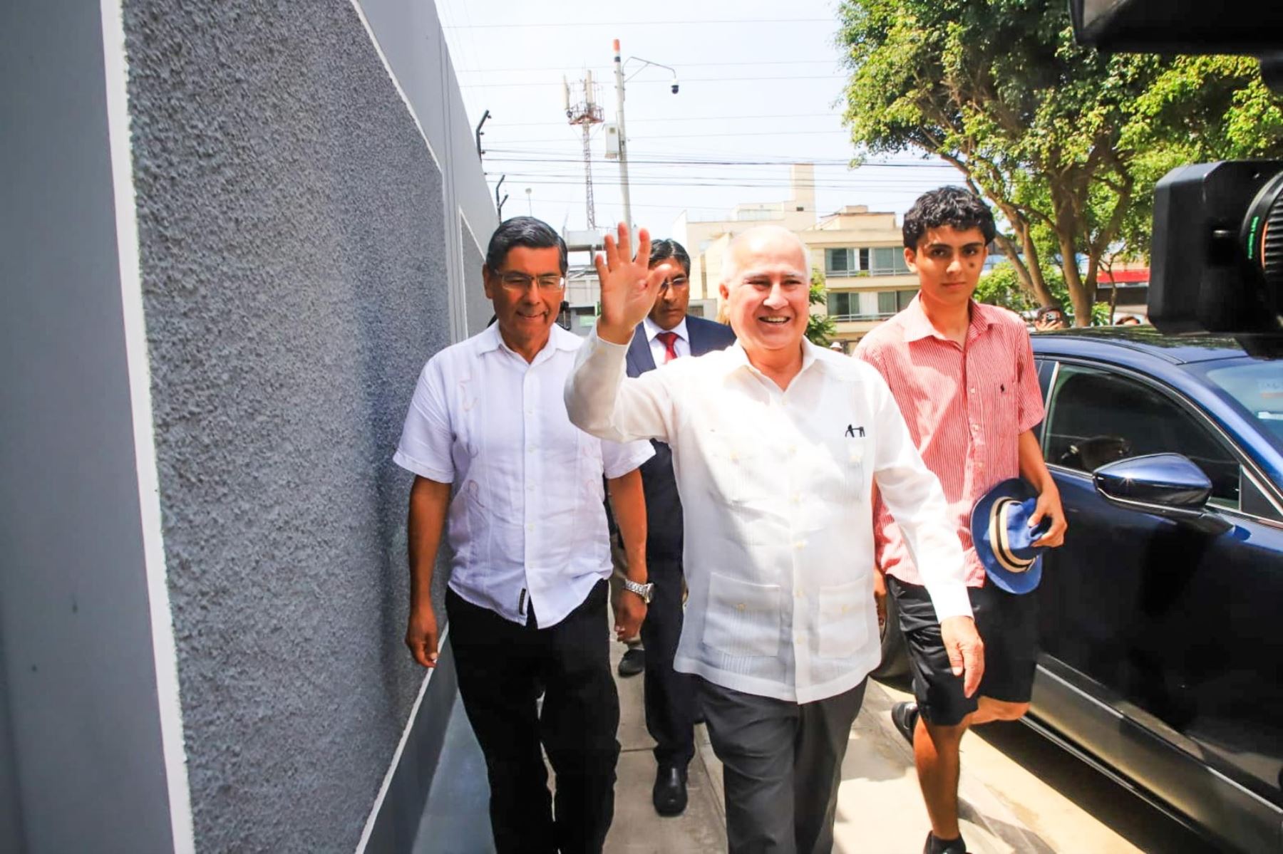 El candidato presidencial Alfonso López Chau de Ahora Nación emite su voto en la I.E María de las Mercedes del distrito de Miraflores durante la jornada de las Elecciones Generales 2026. Foto: ANDINA/Difusión