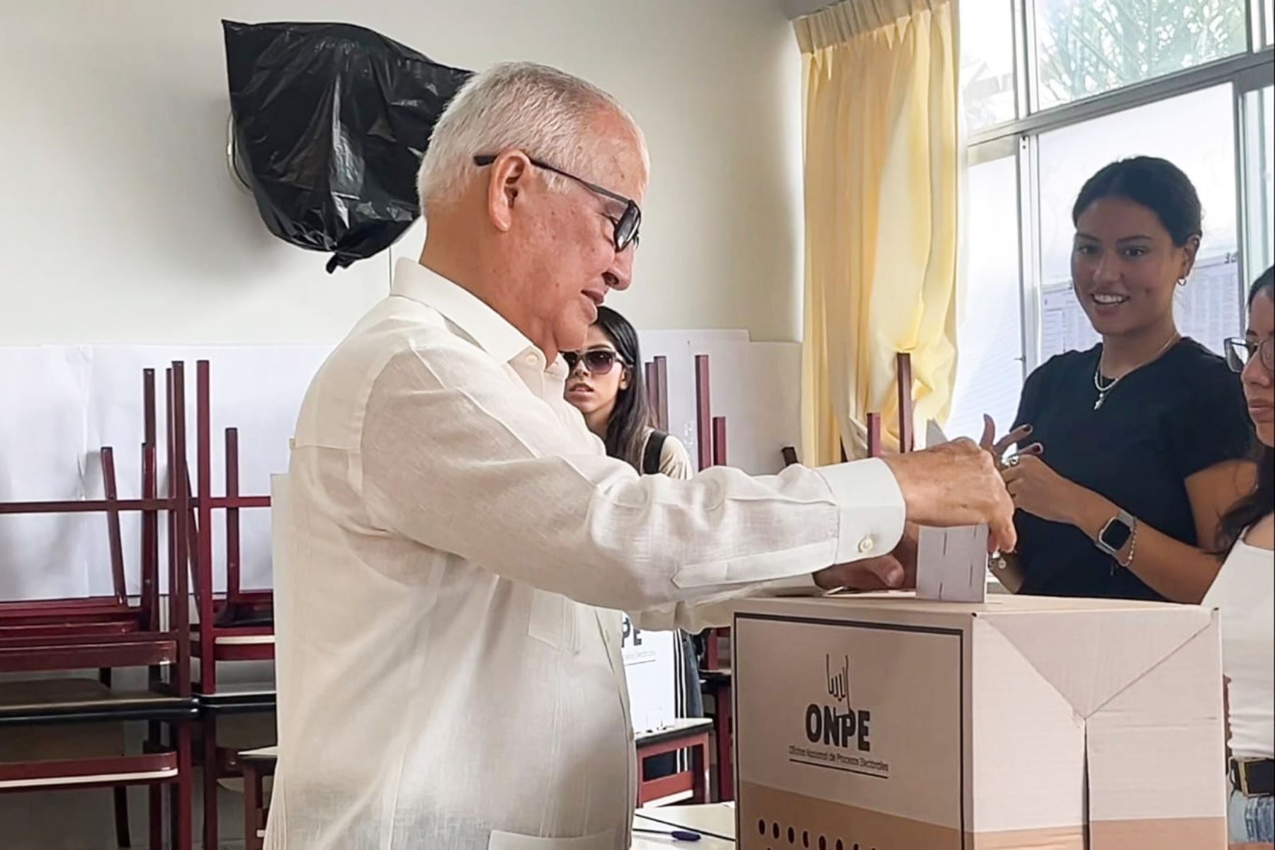 El candidato presidencial Alfonso López Chau de Ahora Nación emite su voto en la I.E María de las Mercedes del distrito de Miraflores durante la jornada de las Elecciones Generales 2026. Foto: ANDINA/Difusión