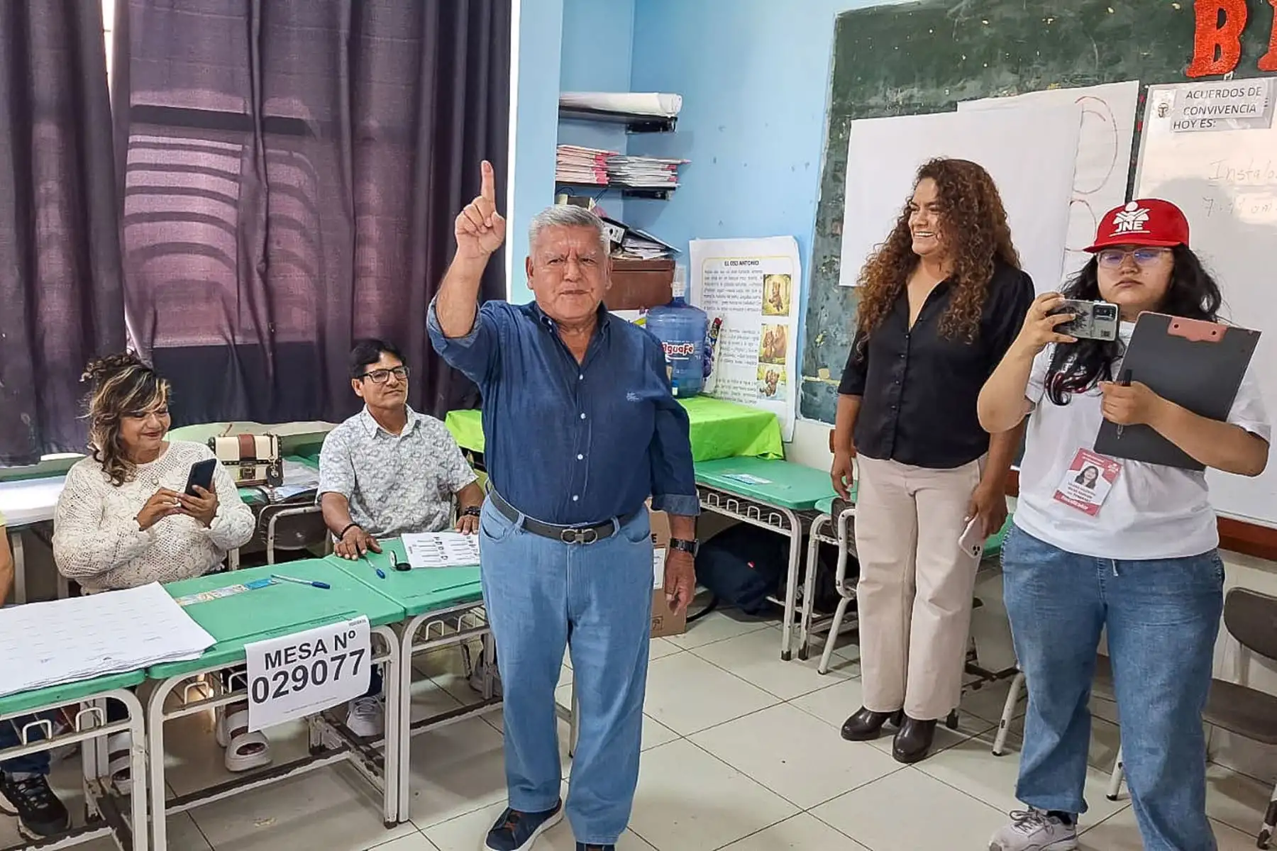 El candidato presidencial Cesar Acuña de Alianza por el Progreso emite su voto en la I.E 80820 Víctor Larco en Trujillo durante la jornada de las Elecciones Generales 2026. Foto: ANDINA/Luis Puell