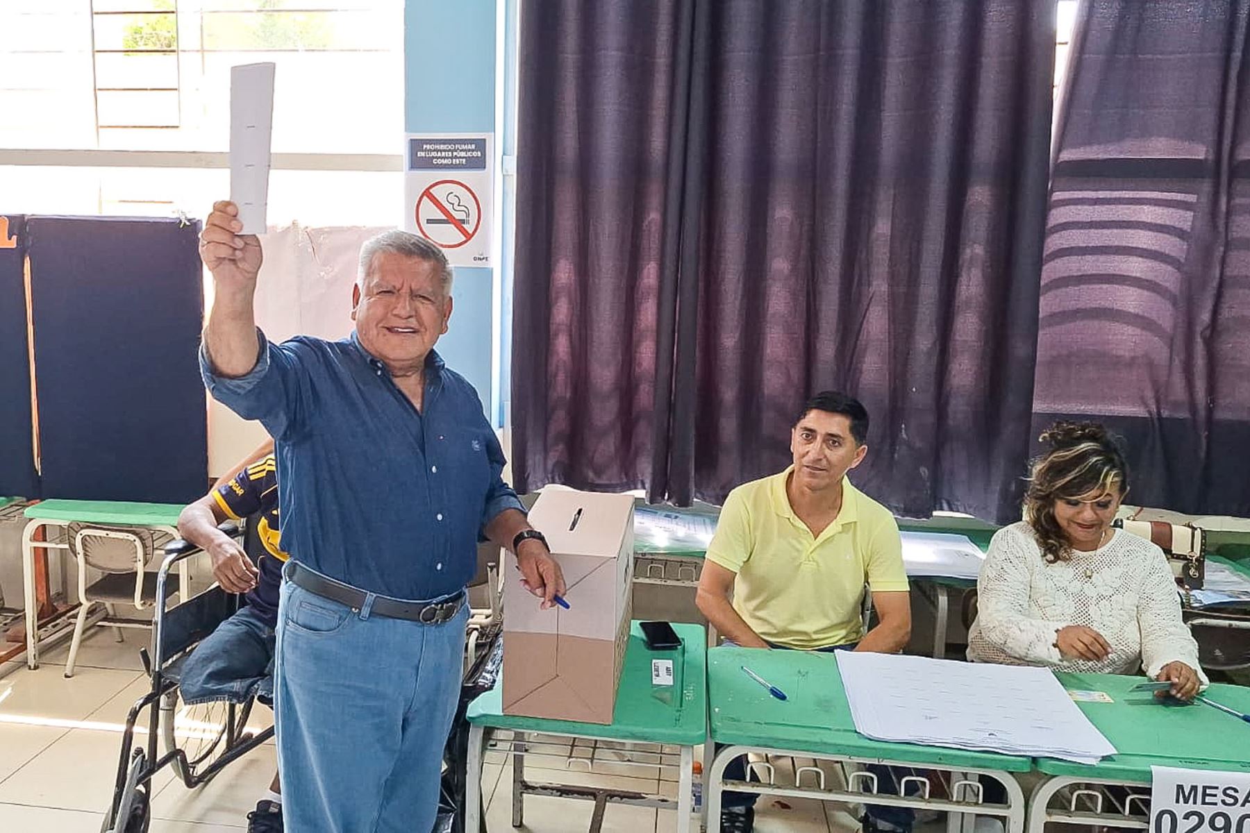 El candidato presidencial Cesar Acuña de Alianza por el Progreso emite su voto en la I.E 80820 Víctor Larco en Trujillo durante la jornada de las Elecciones Generales 2026. Foto: ANDINA/Luis Puell