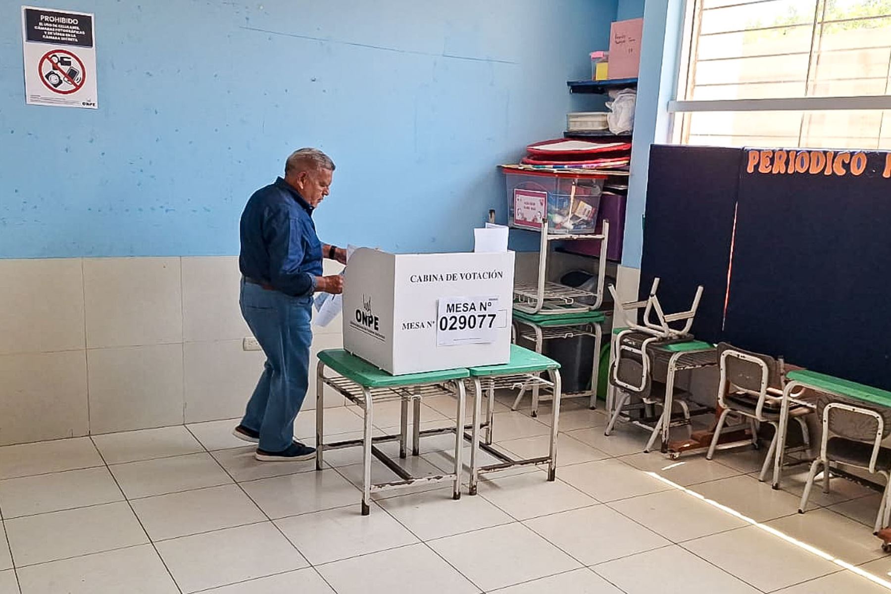 El candidato presidencial Cesar Acuña de Alianza por el Progreso emite su voto en la I.E 80820 Víctor Larco en Trujillo durante la jornada de las Elecciones Generales 2026. Foto: ANDINA/Luis Puell