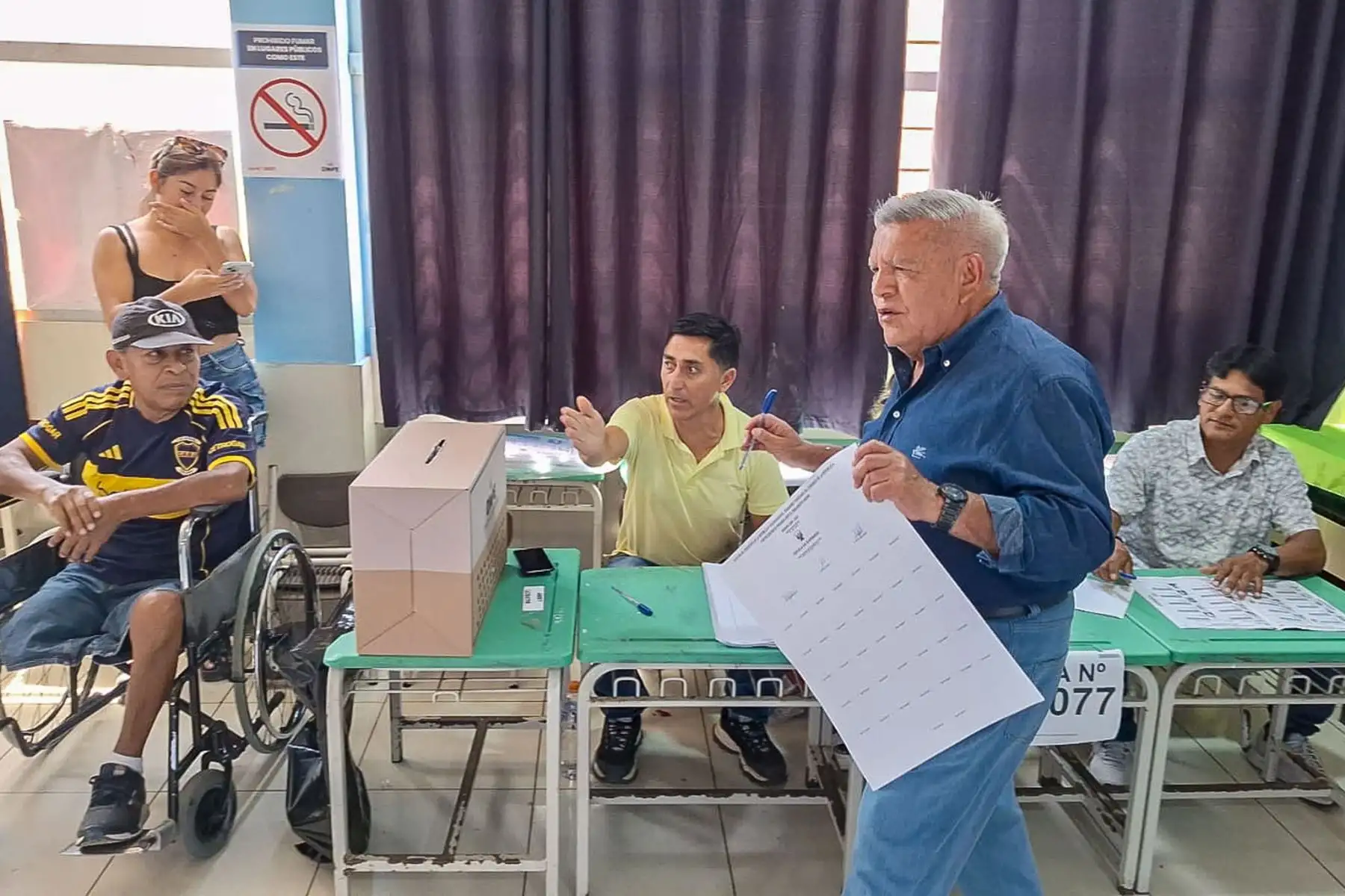 El candidato presidencial Cesar Acuña de Alianza por el Progreso emite su voto en la I.E 80820 Víctor Larco en Trujillo durante la jornada de las Elecciones Generales 2026. Foto: ANDINA/Luis Puell