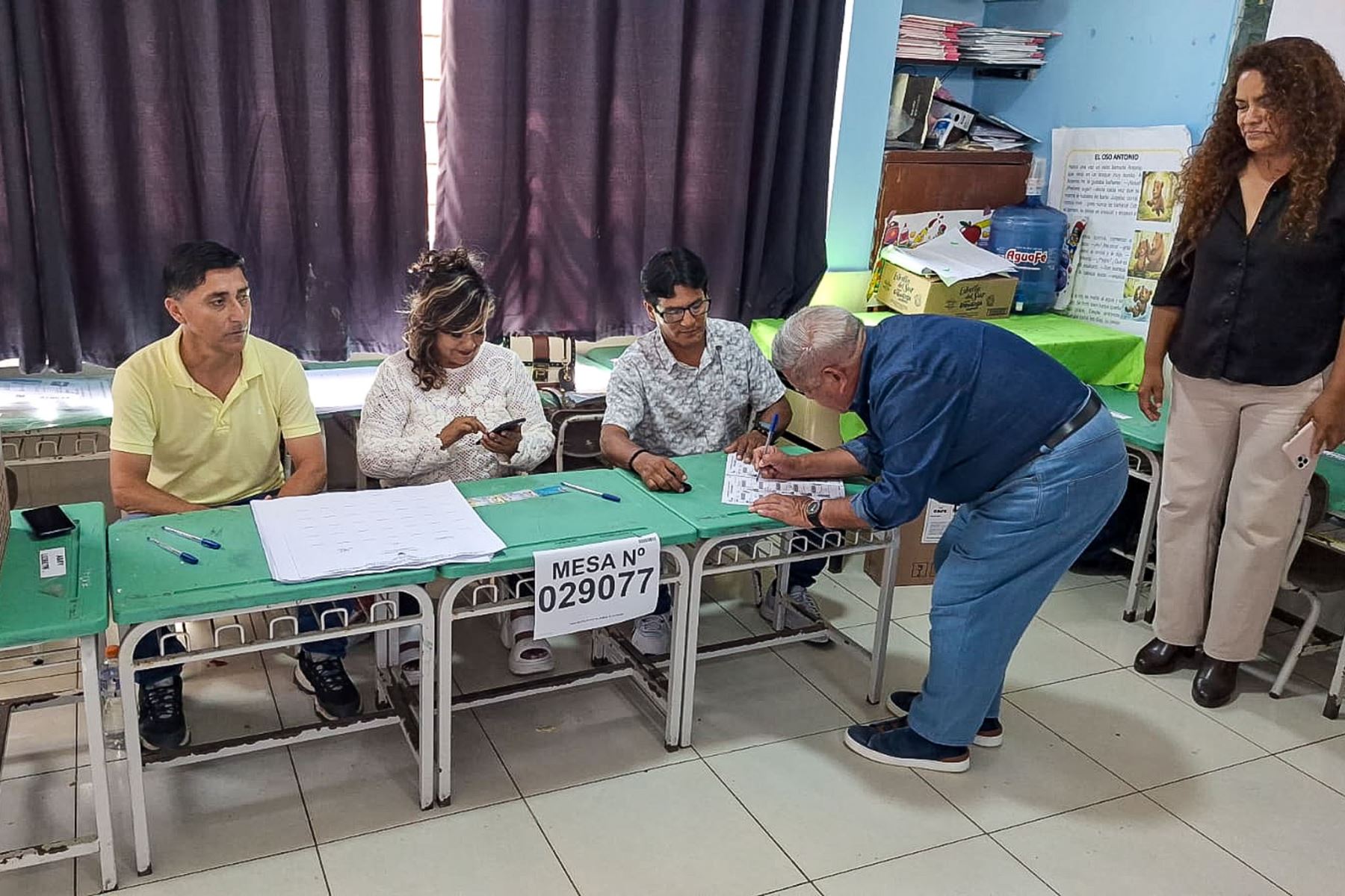 El candidato presidencial Cesar Acuña de Alianza por el Progreso emite su voto en la I.E 80820 Víctor Larco en Trujillo durante la jornada de las Elecciones Generales 2026. Foto: ANDINA/Luis Puell