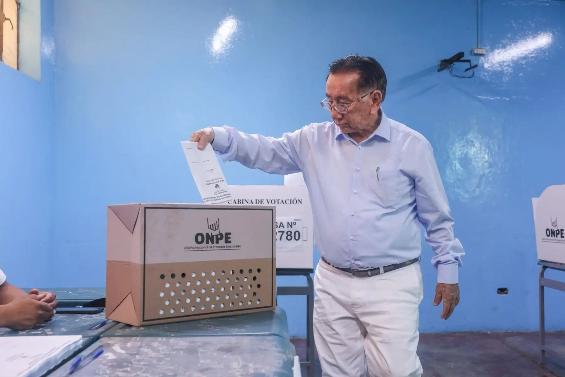 El presidente de la República del Perú, José María Balcázar, llegó hasta el Politécnico Pedro Labarthe en Chiclayo para ejercer su derecho al voto en estas Elecciones Generales 2026. Foto: ANDINA/Prensa Presidencia