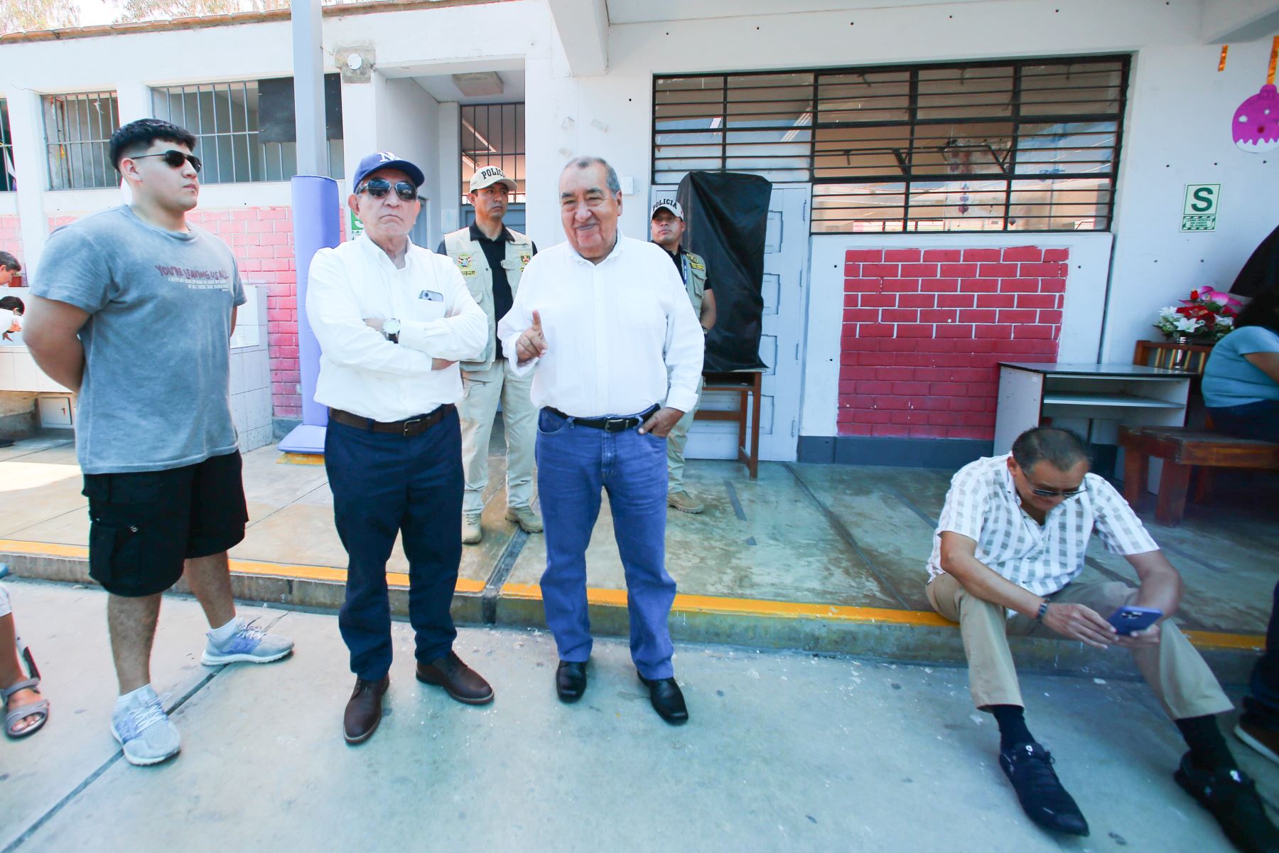 El candidato presidencial Mario Vizcarra de Perú Primero, emite su voto en la I.E Federico Villareal del distrito de Miraflores durante la jornada de las Elecciones Generales 2026. Foto: ANDINA/César García