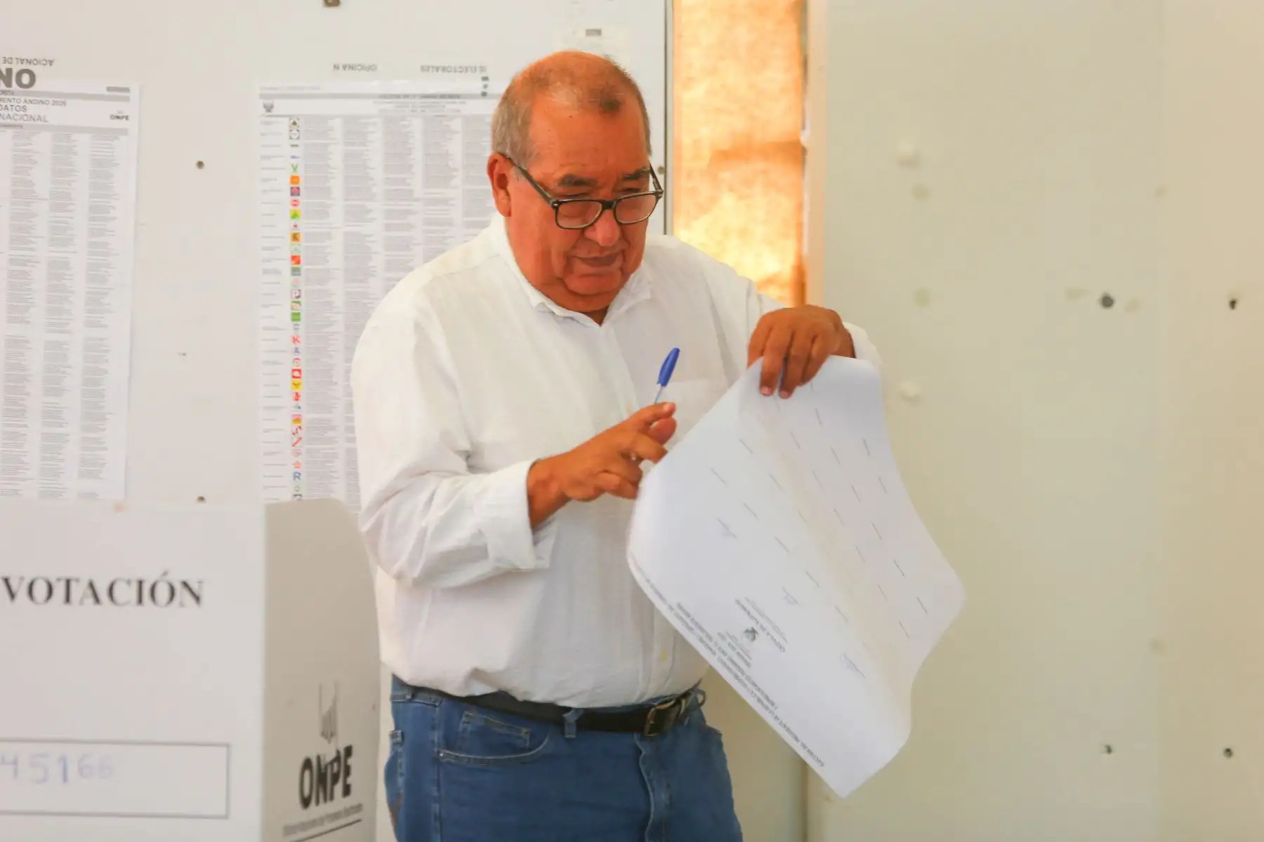El candidato presidencial Mario Vizcarra de Perú Primero, emite su voto en la I.E Federico Villareal del distrito de Miraflores durante la jornada de las Elecciones Generales 2026. Foto: ANDINA/César García