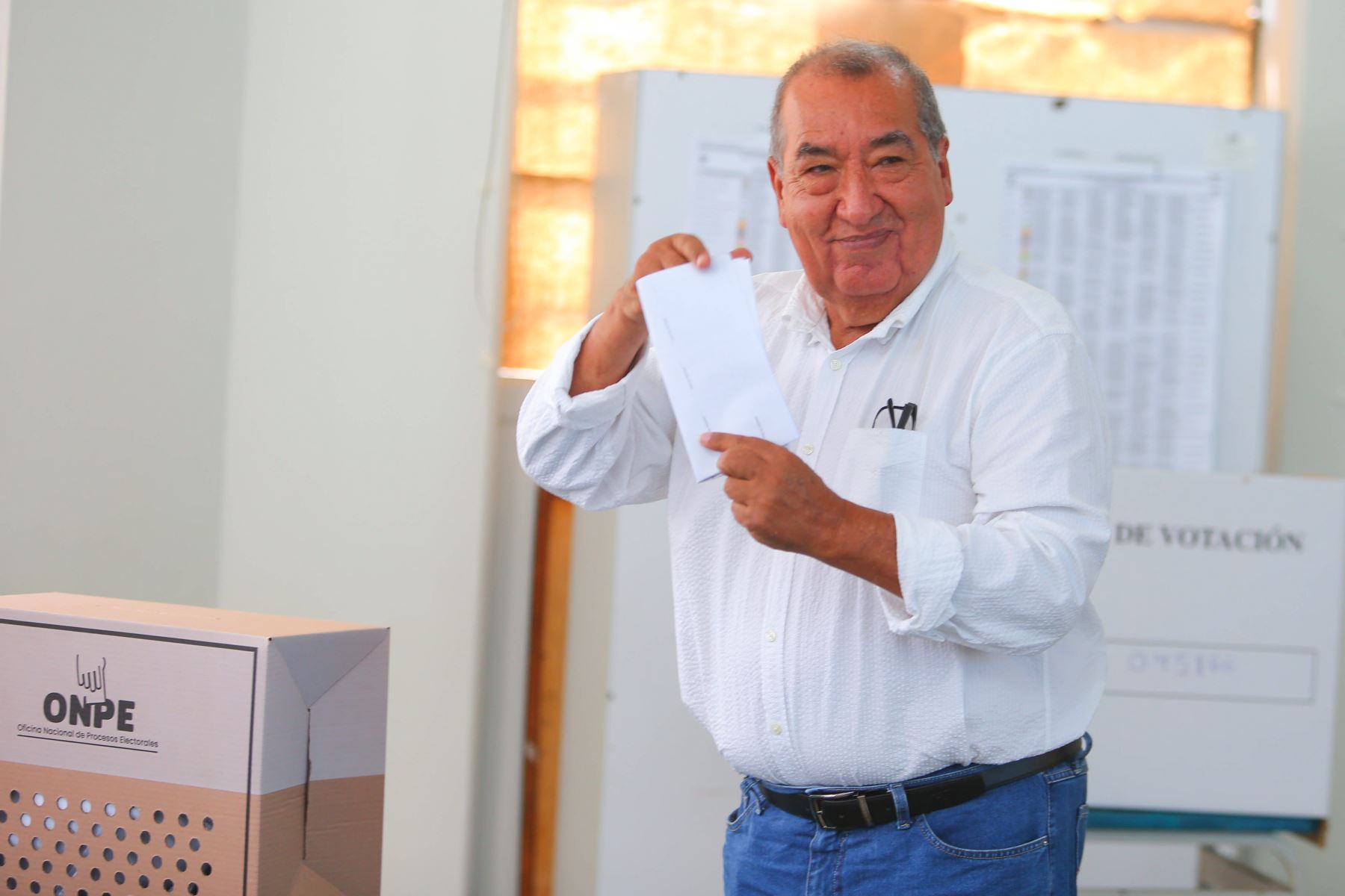 El candidato presidencial Mario Vizcarra de Perú Primero, emite su voto en la I.E Federico Villareal del distrito de Miraflores durante la jornada de las Elecciones Generales 2026. Foto: ANDINA/César García