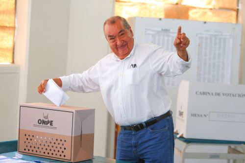 Elecciones 2026: Candidato Mario Vizcarra emite su voto en Miraflores